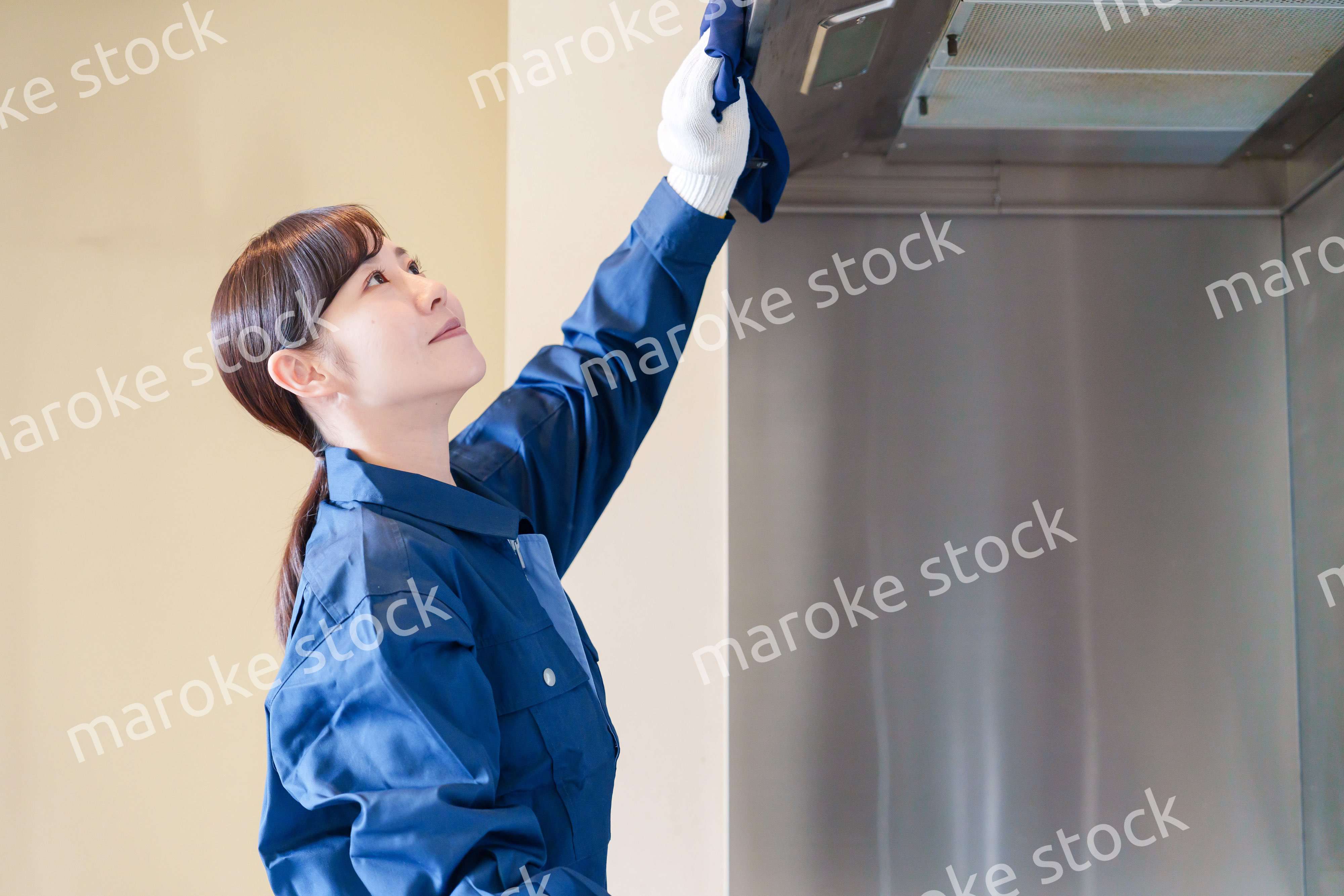 ハウスクリーニングをする女性のスタッフ