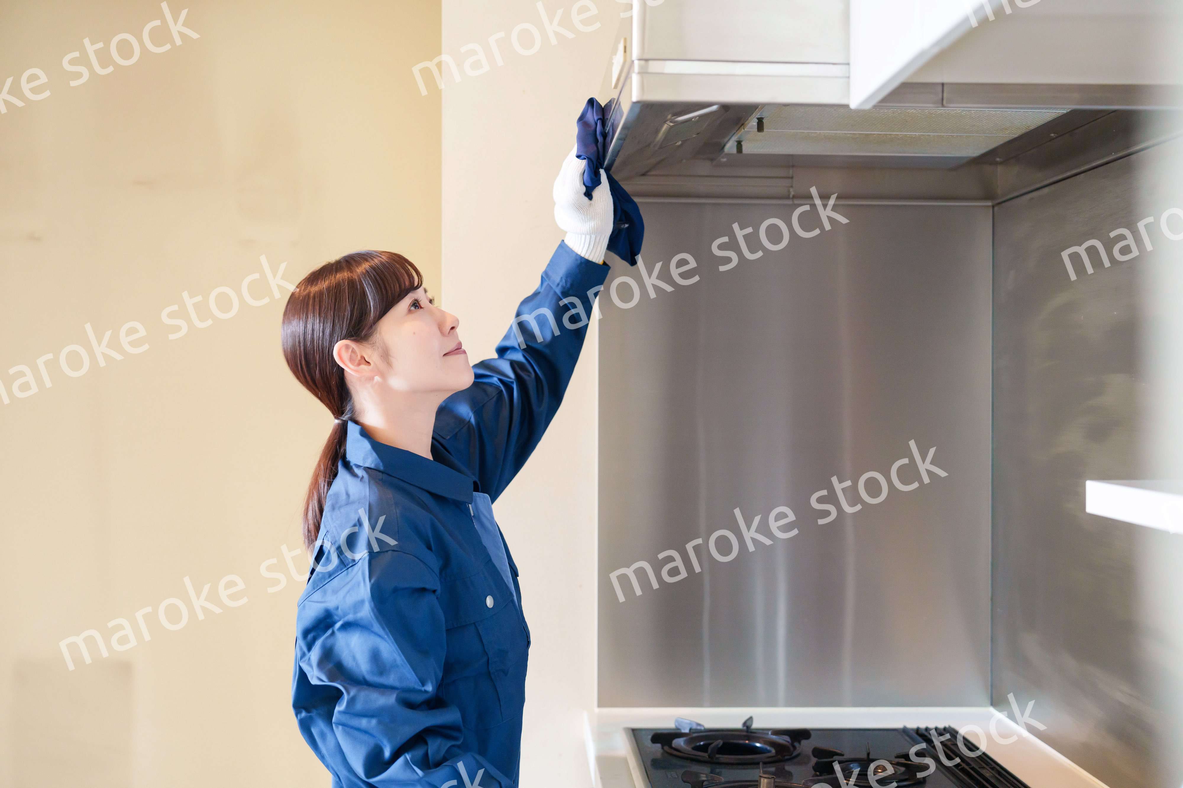 ハウスクリーニングをする女性のスタッフ