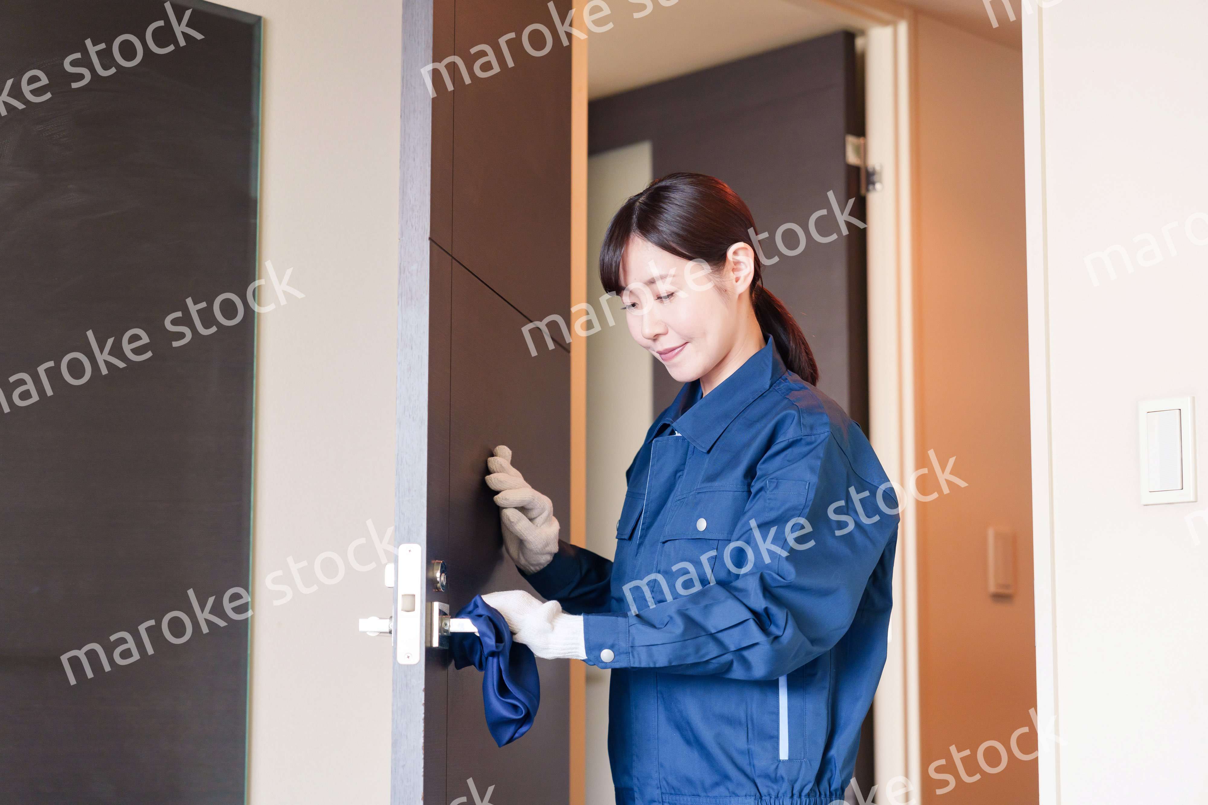 ハウスクリーニングをする女性のスタッフ