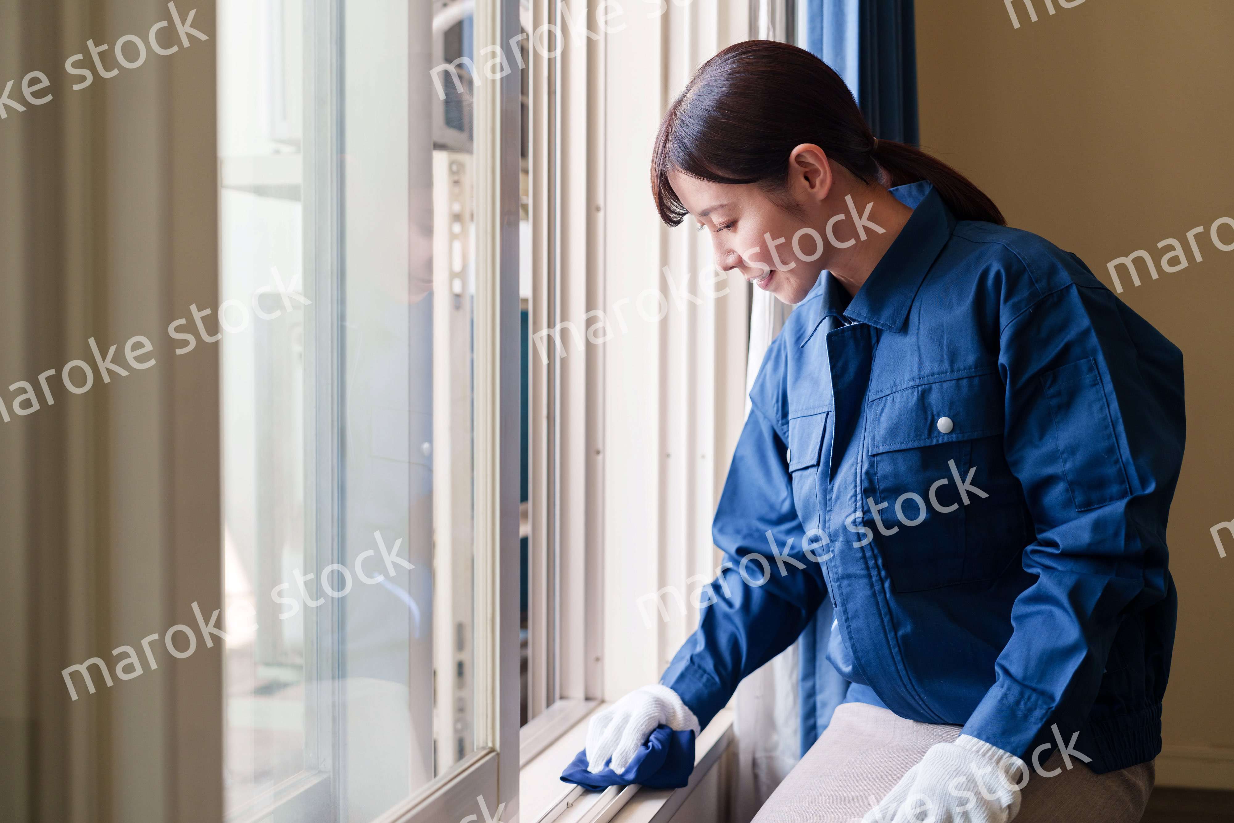 ハウスクリーニングをする女性のスタッフ