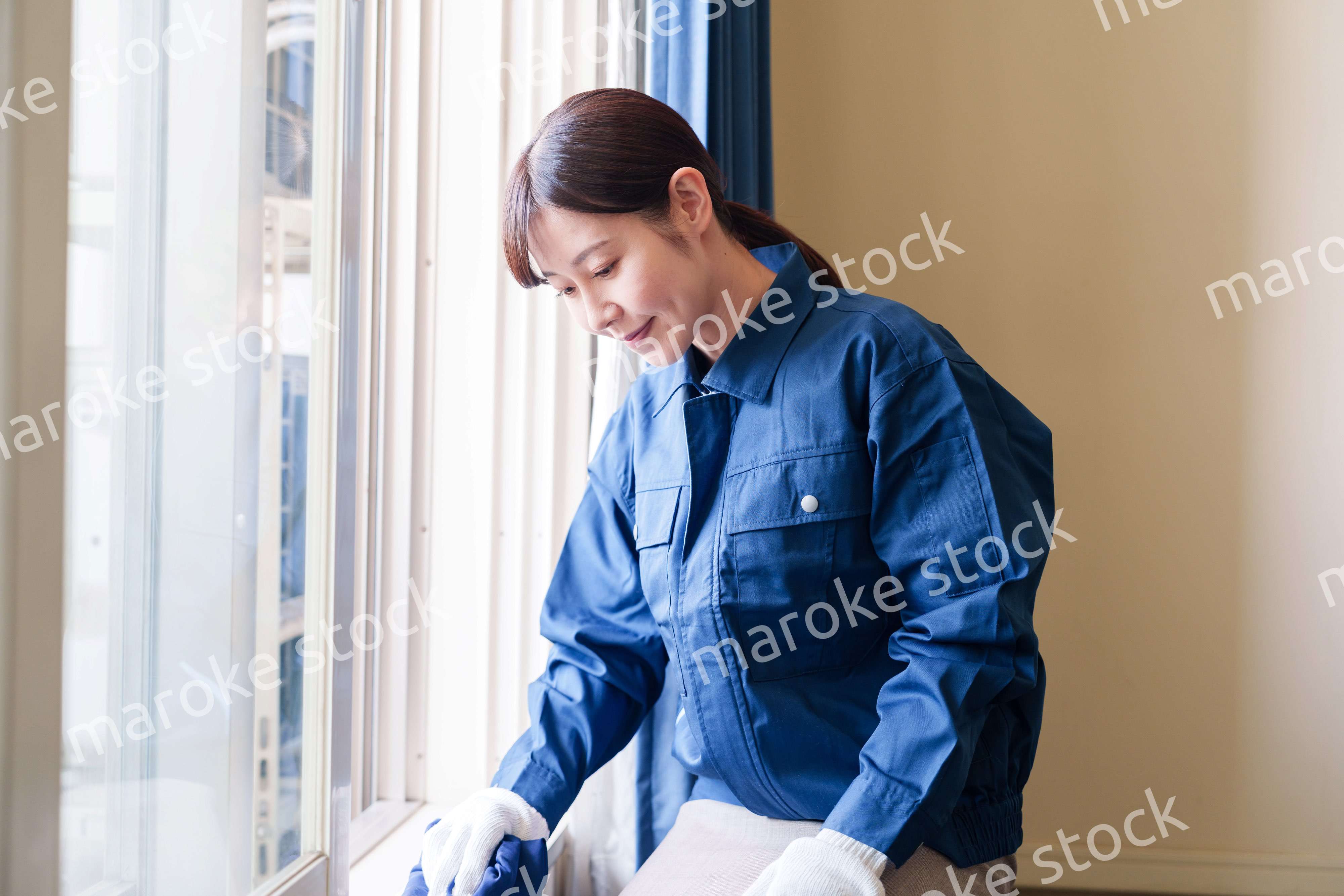 ハウスクリーニングをする女性のスタッフ