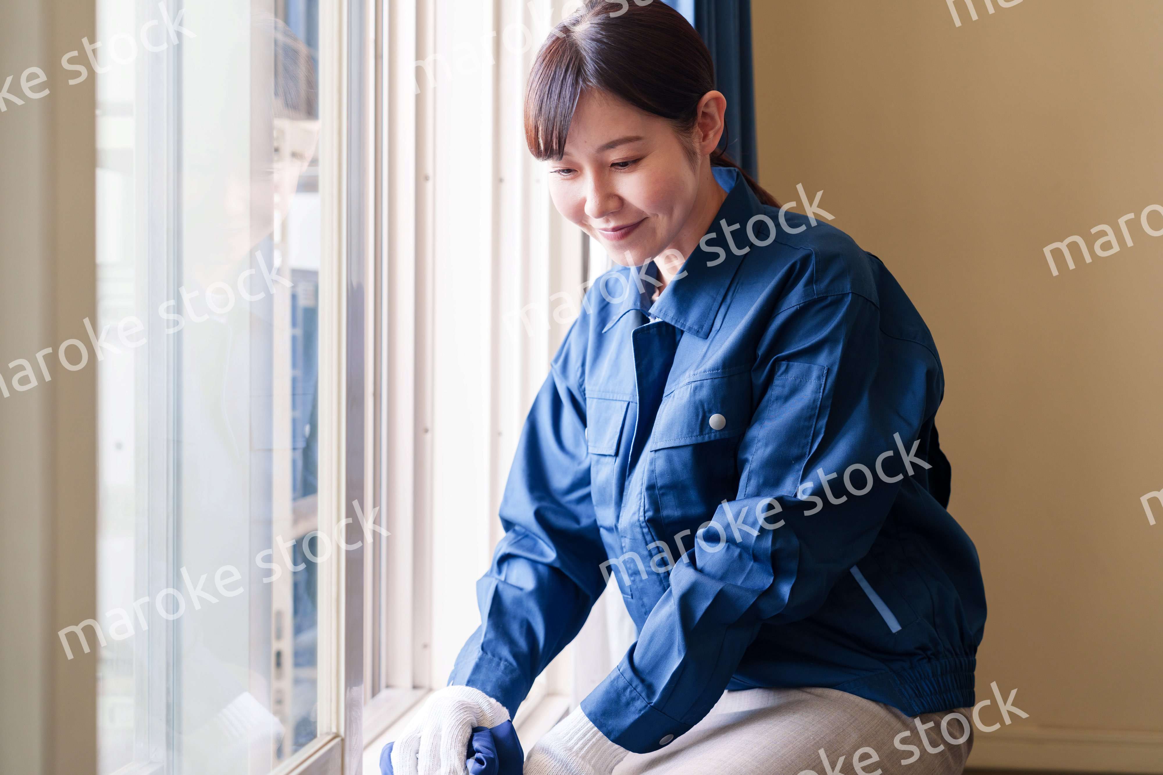 ハウスクリーニングをする女性のスタッフ