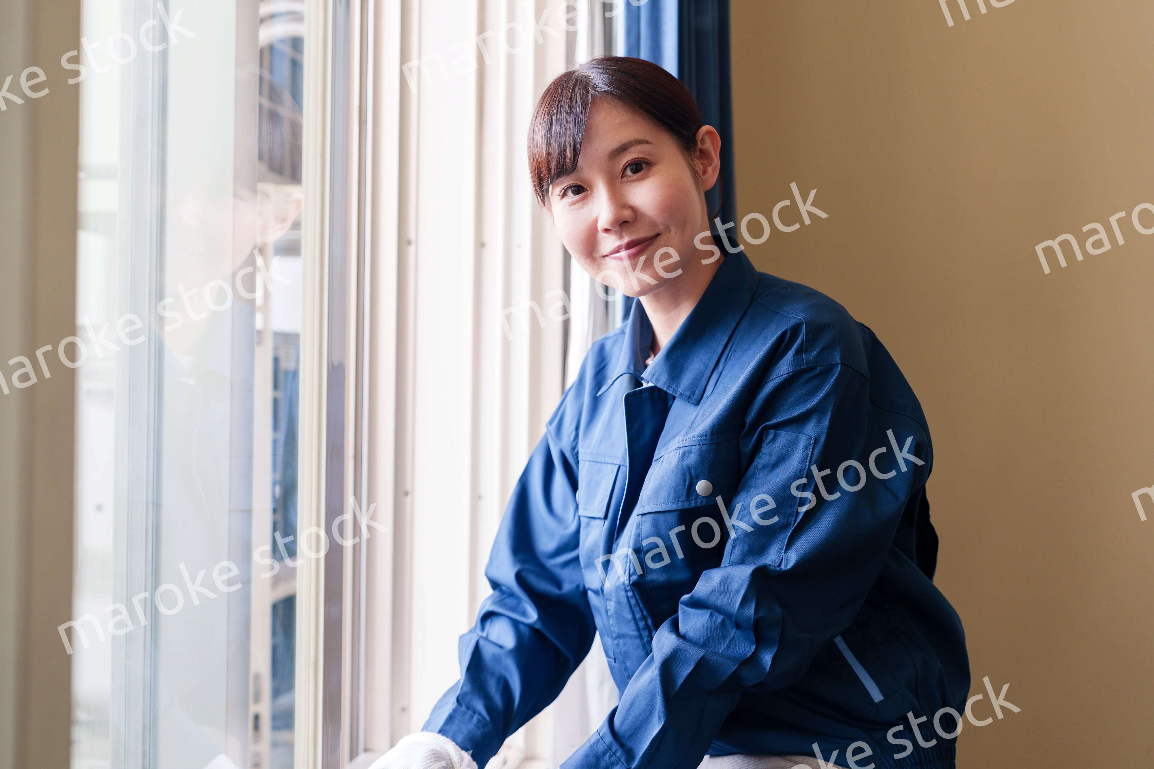 ハウスクリーニングをする女性のスタッフ