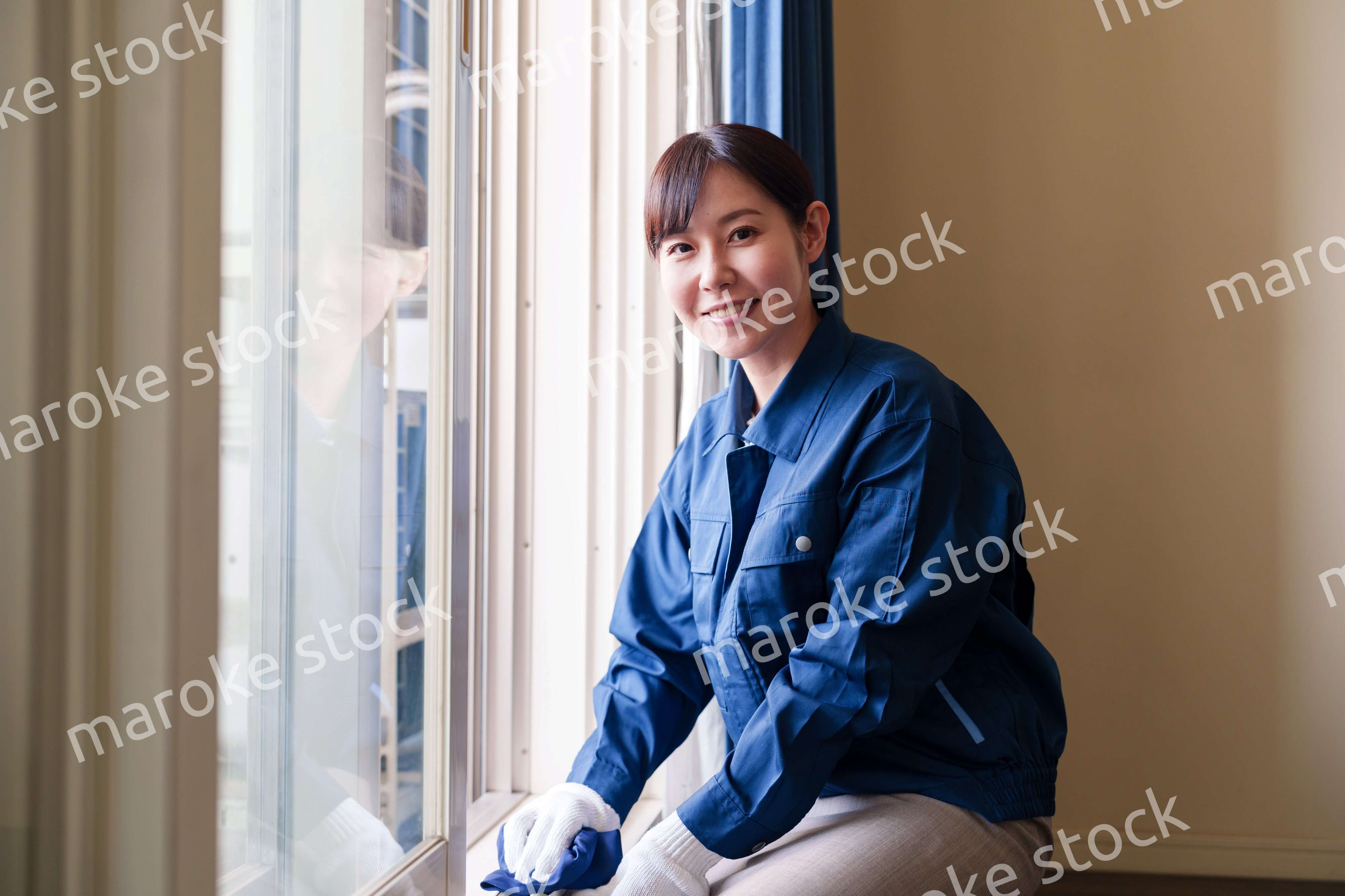 ハウスクリーニングをする女性のスタッフ