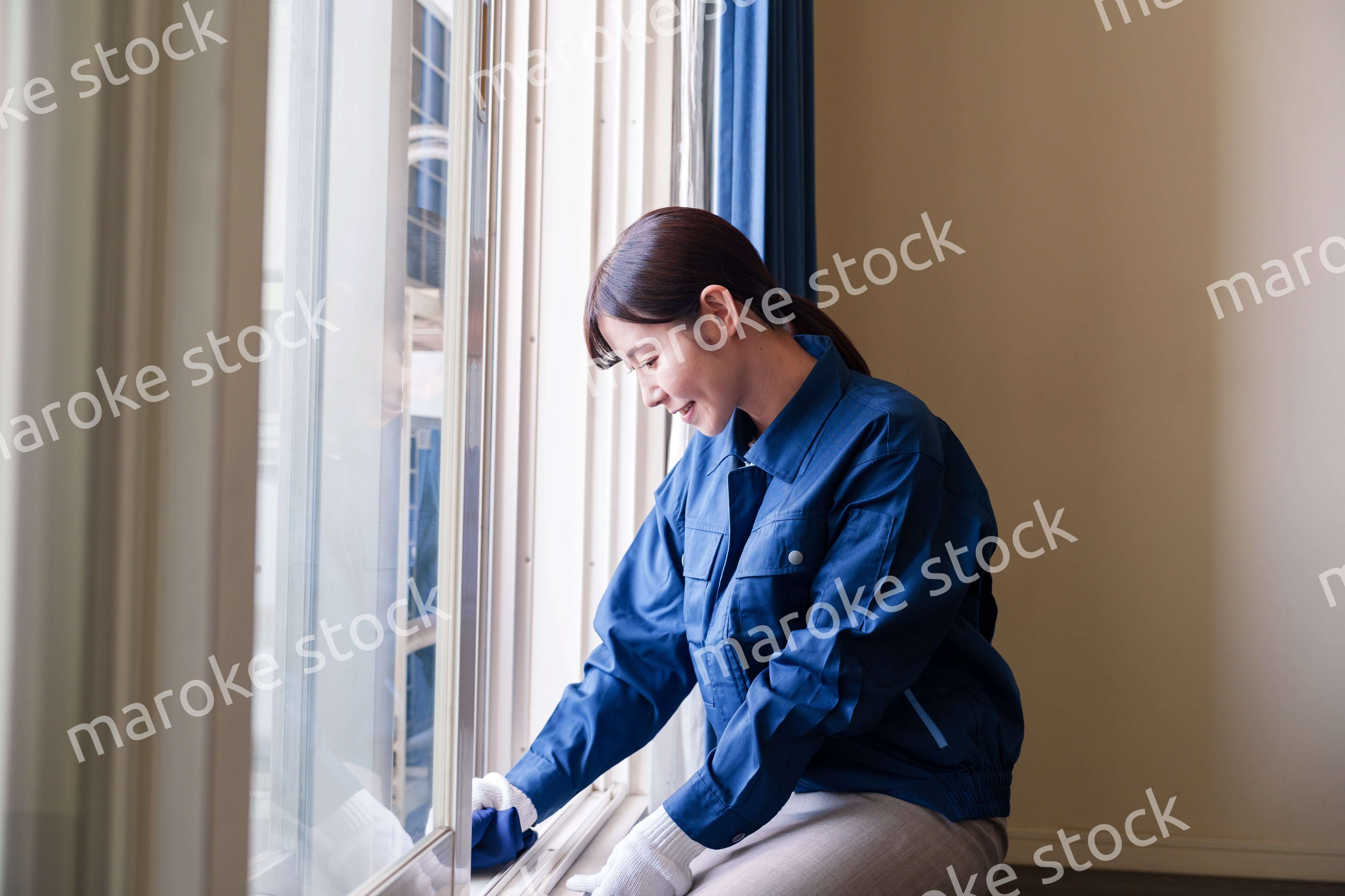 ハウスクリーニングをする女性のスタッフ