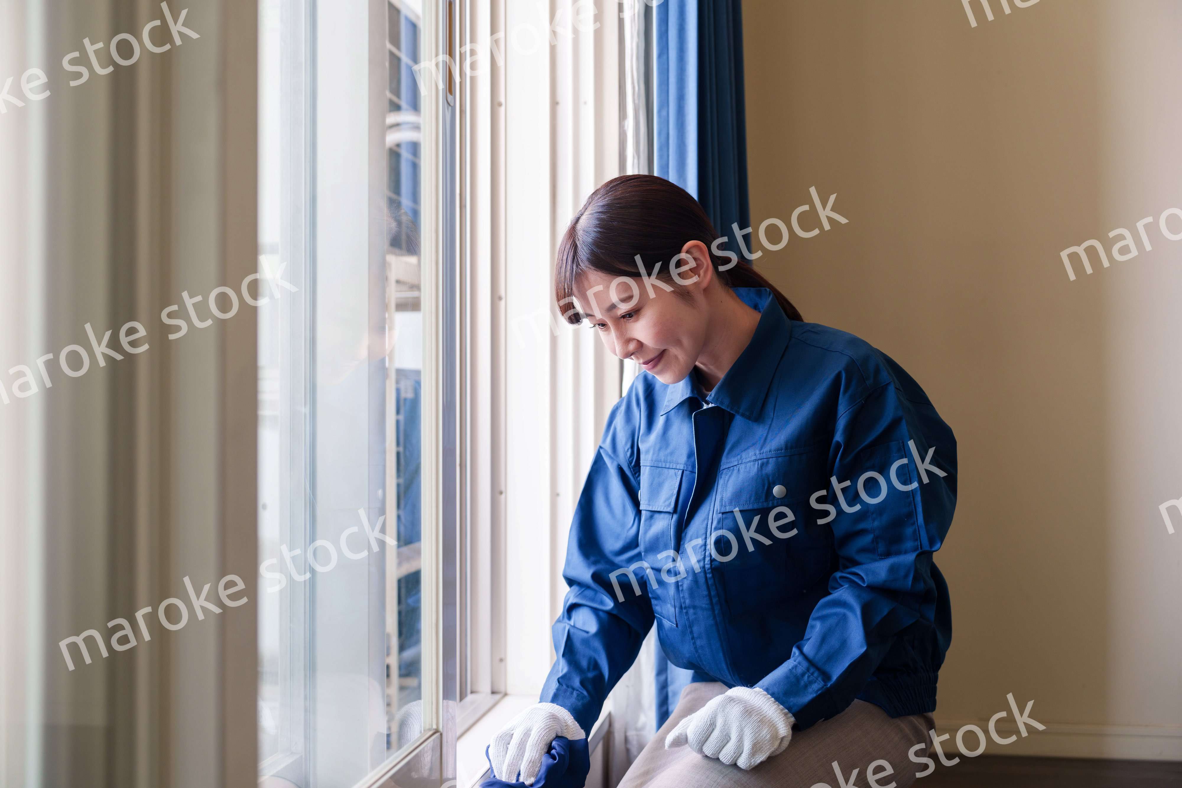 ハウスクリーニングをする女性のスタッフ