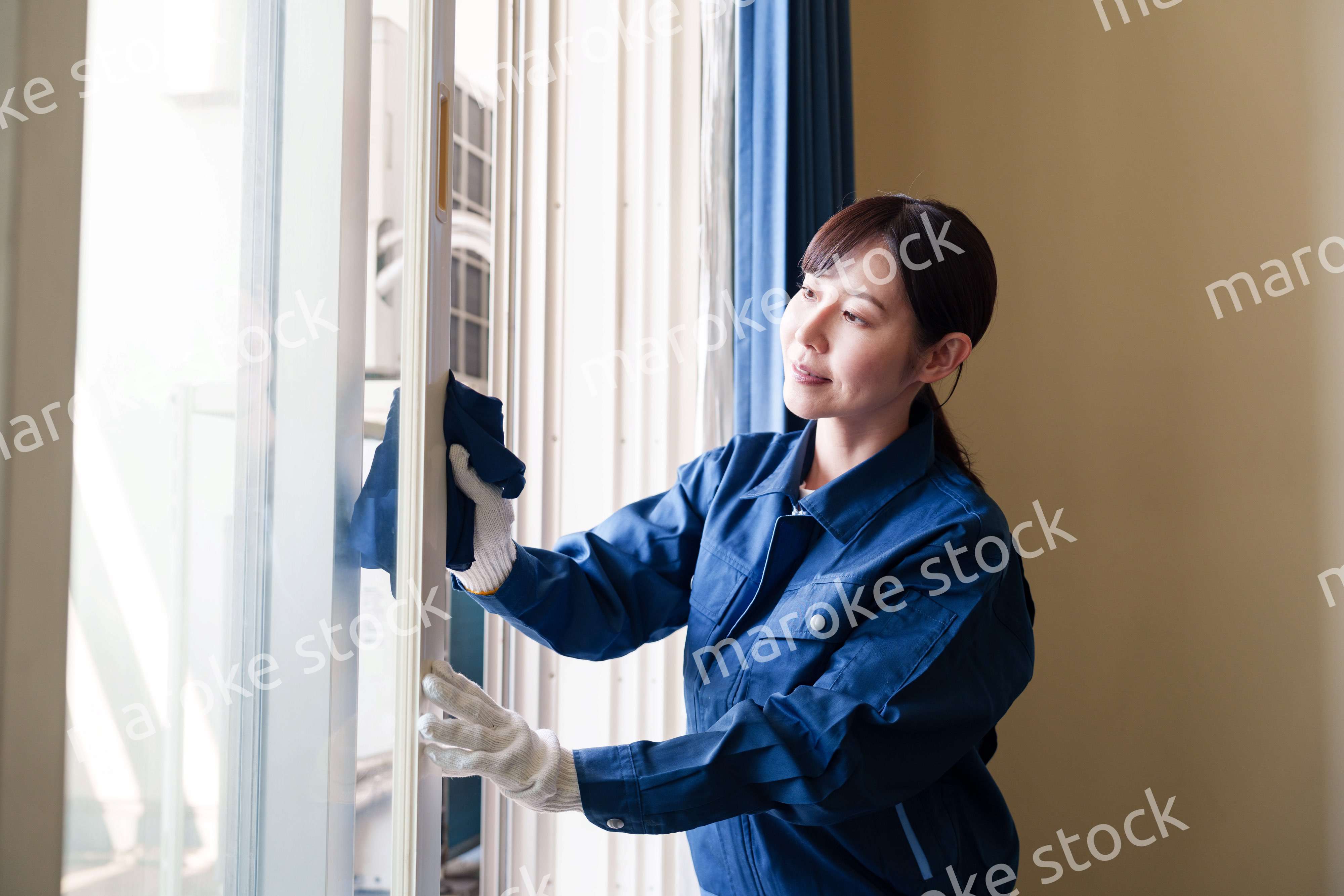 ハウスクリーニングをする女性のスタッフ