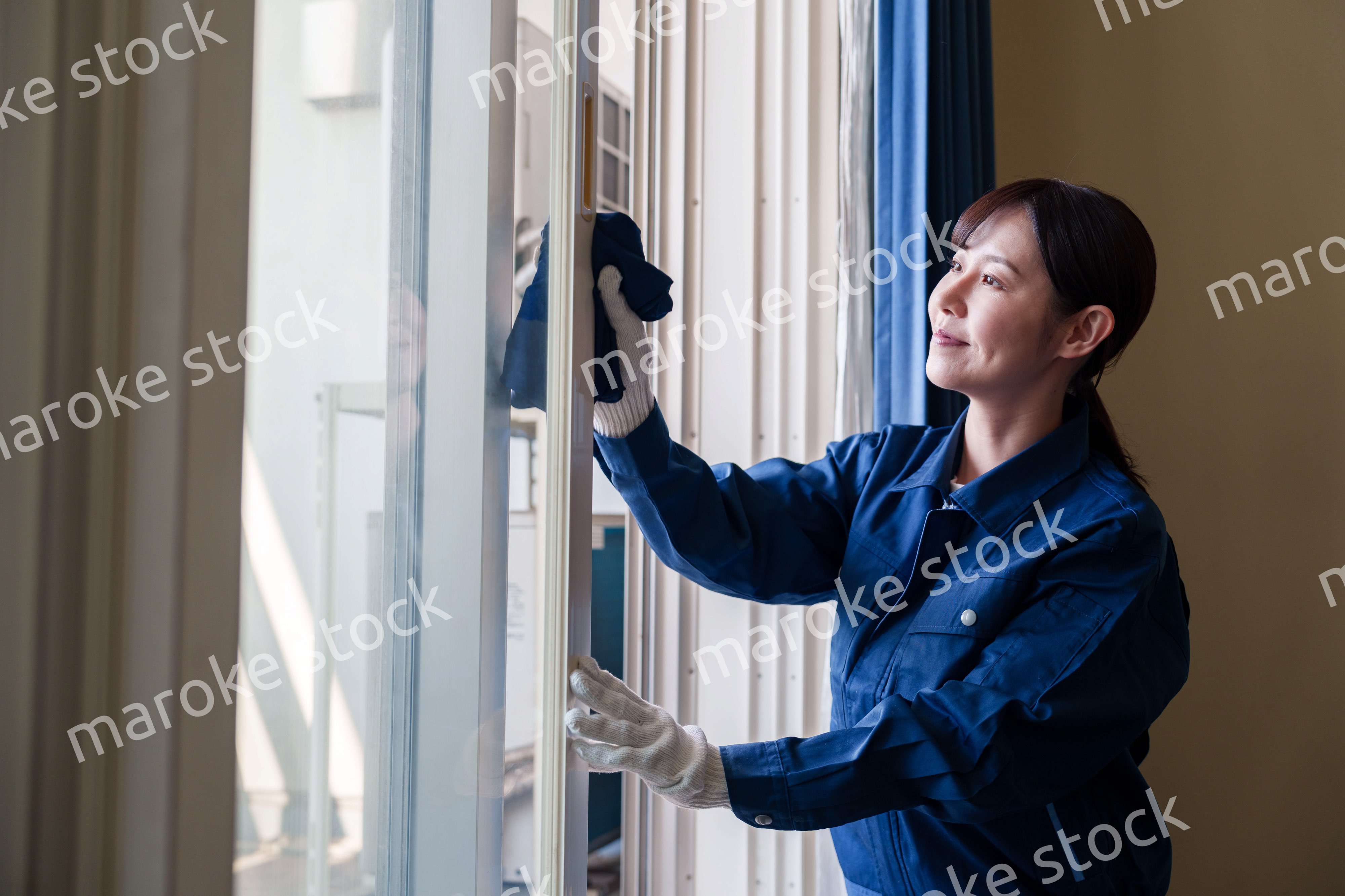 ハウスクリーニングをする女性のスタッフ