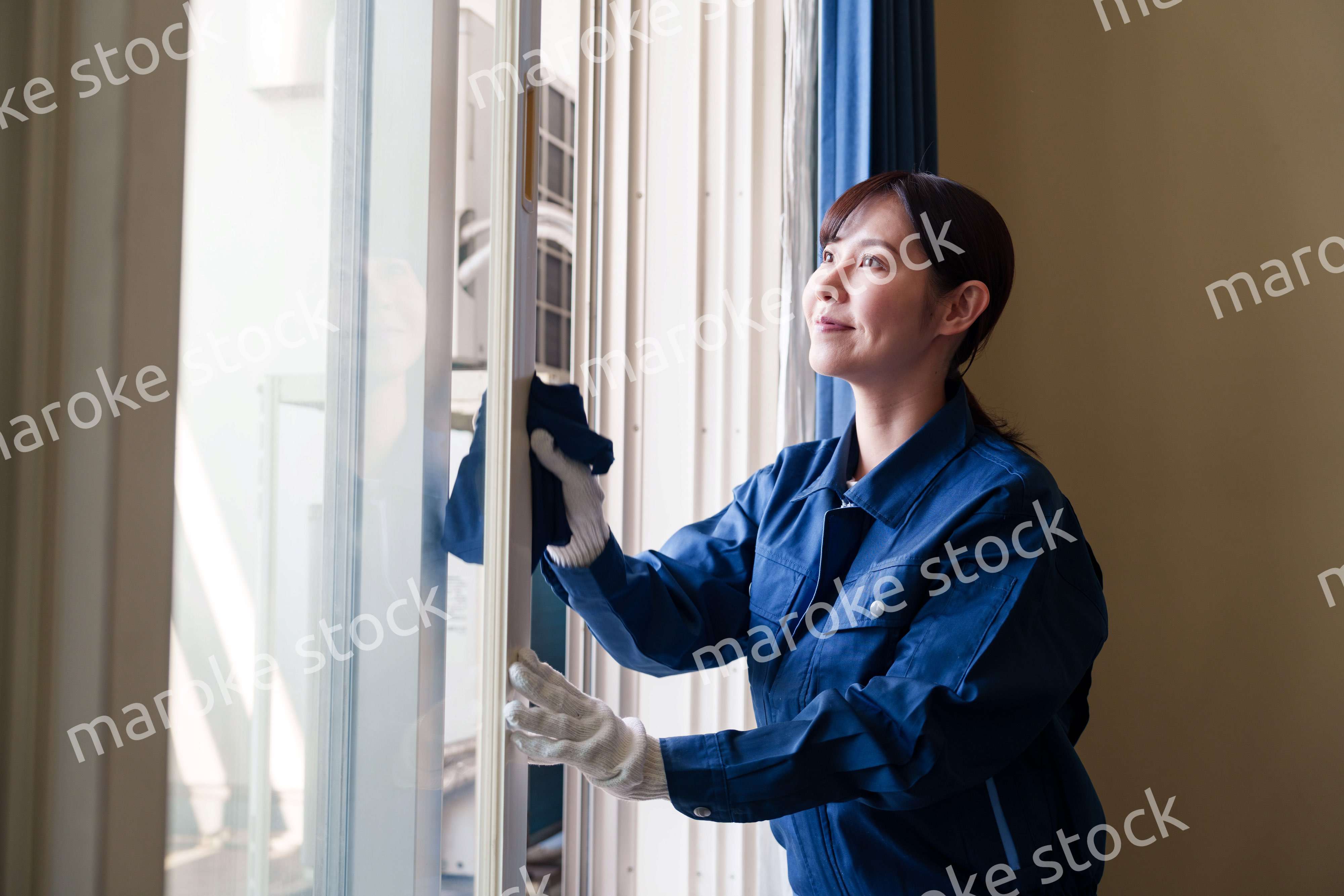 ハウスクリーニングをする女性のスタッフ