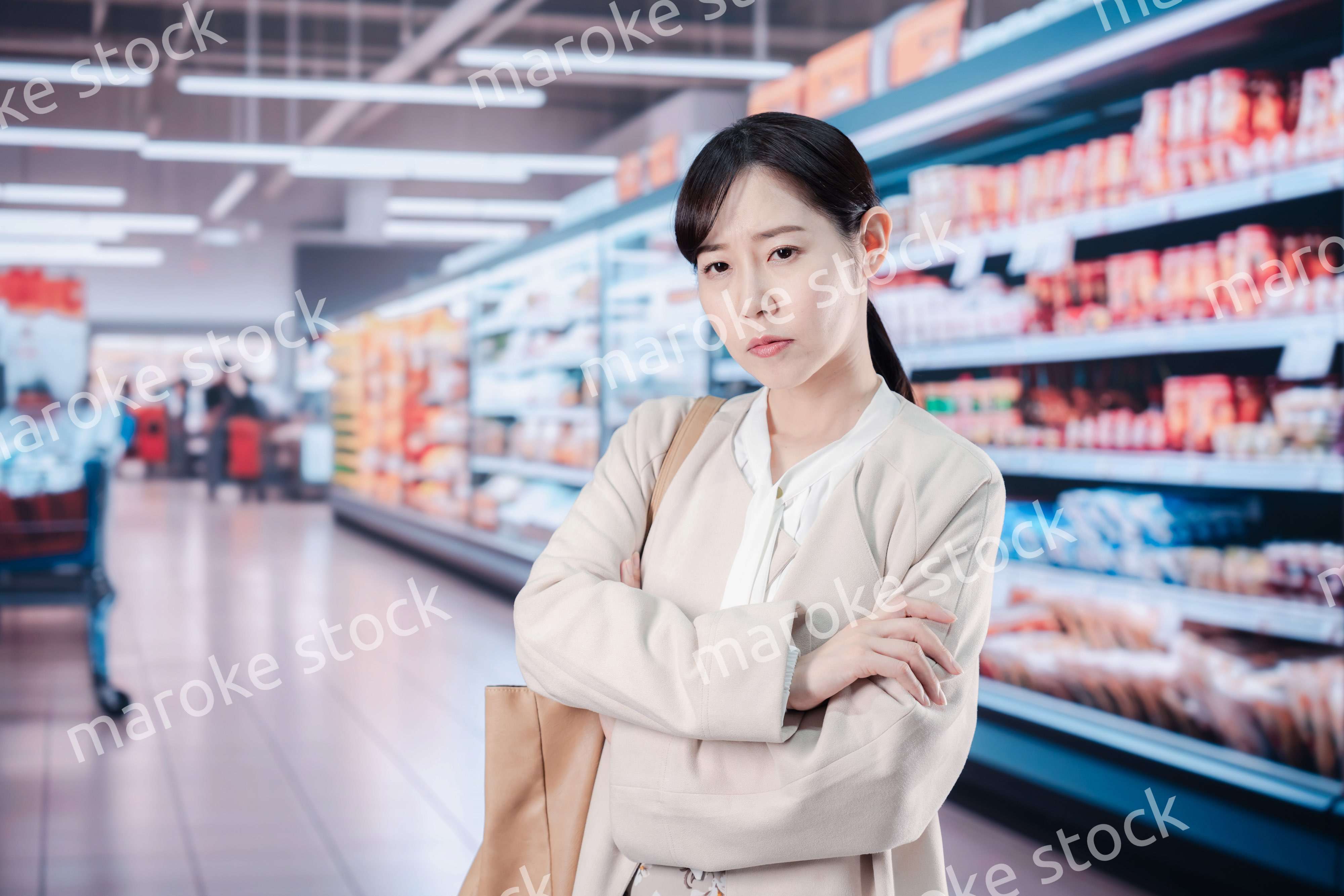 スーパーで物価高に苦しむ女性