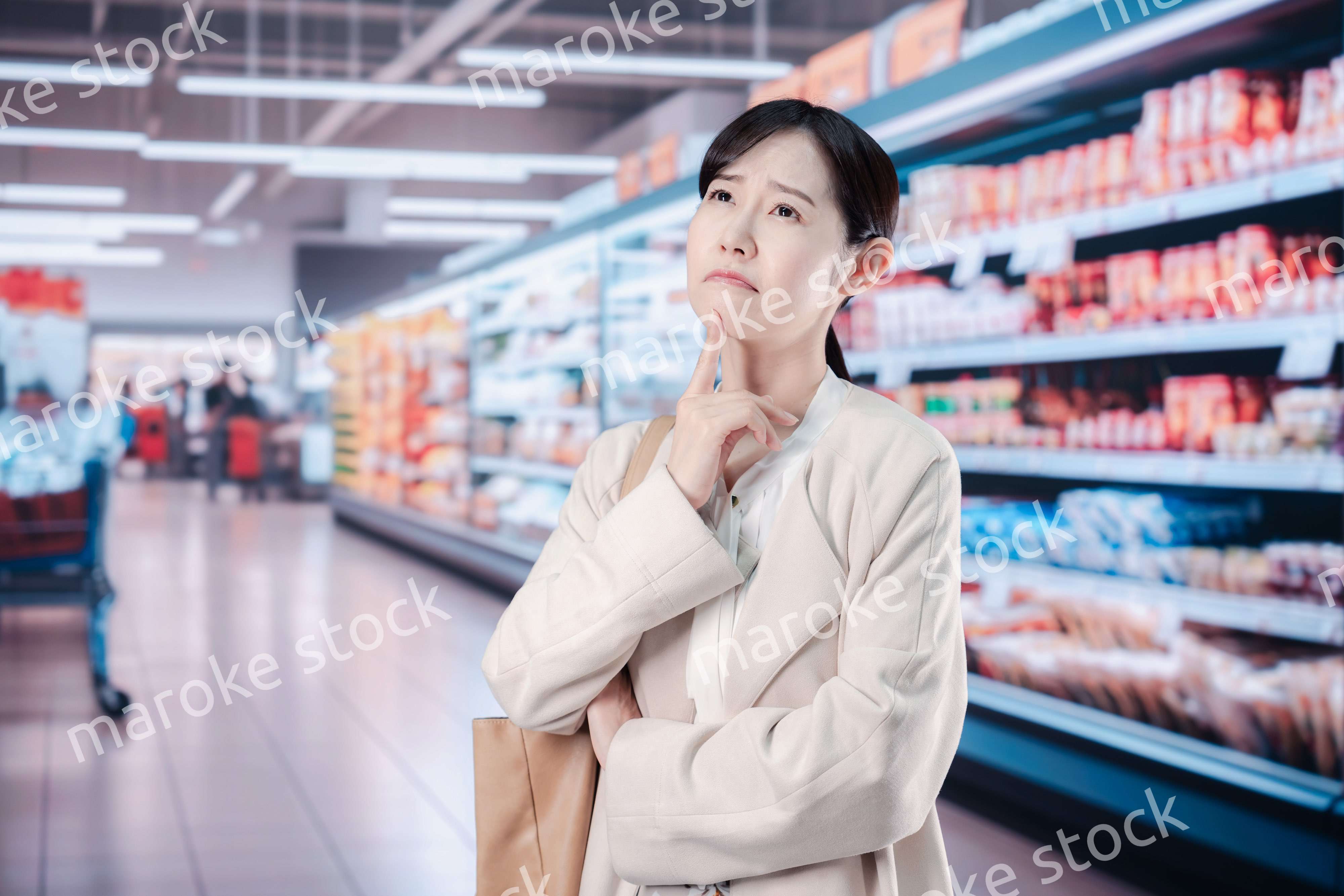 スーパーで物価高に苦しむ女性