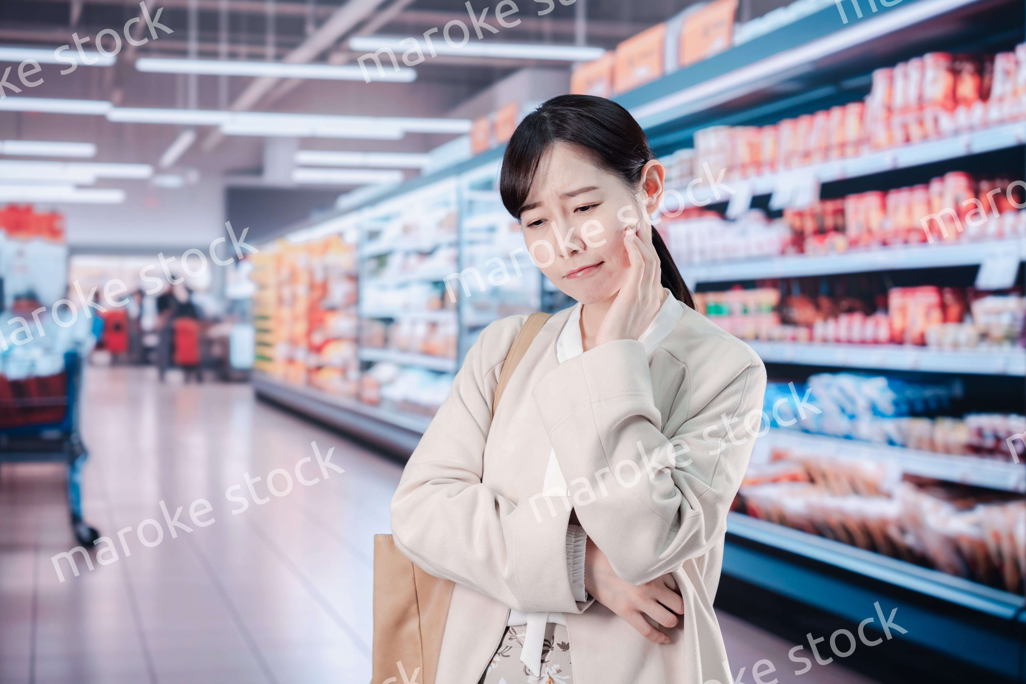 スーパーで物価高に苦しむ女性