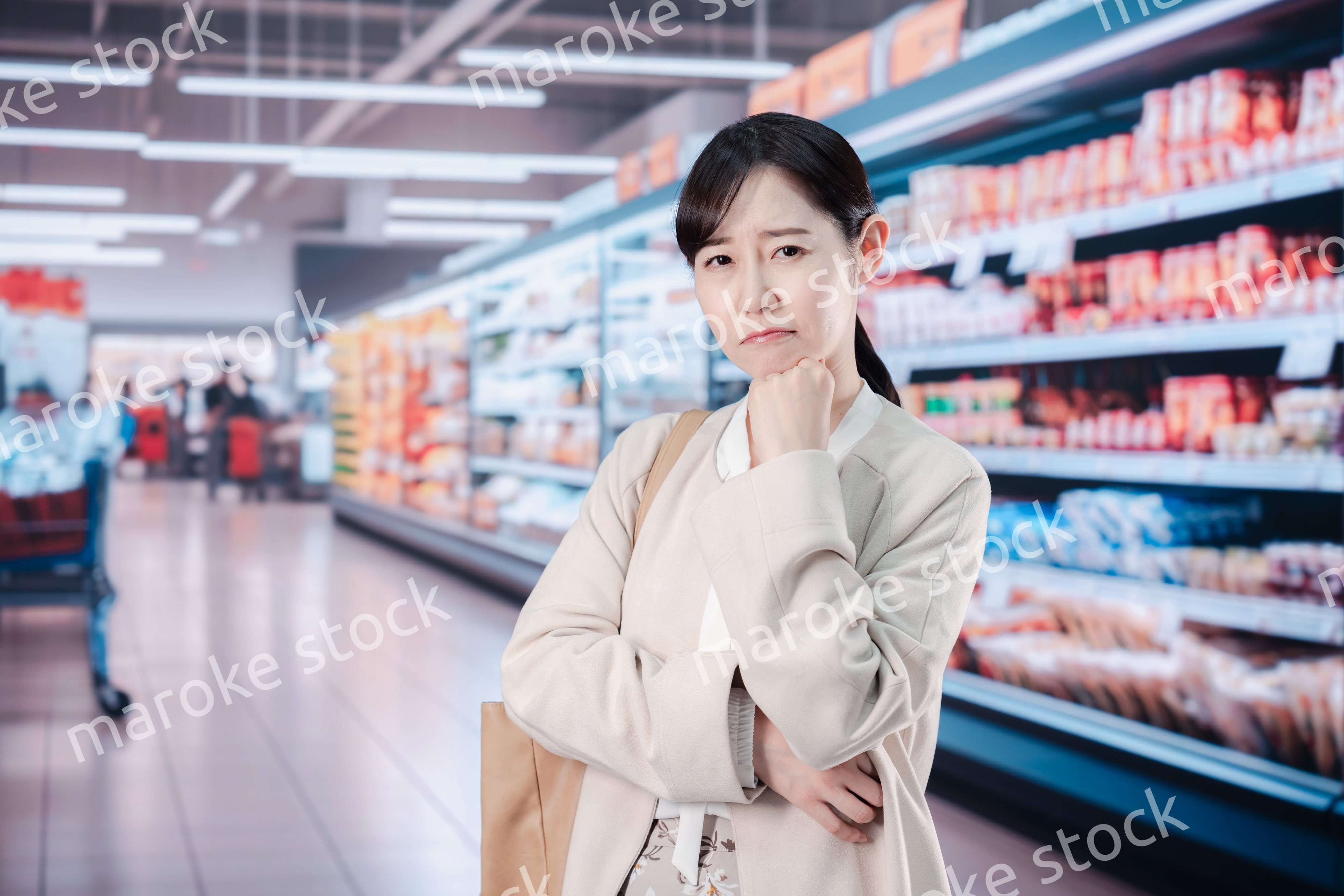 スーパーで物価高に苦しむ女性