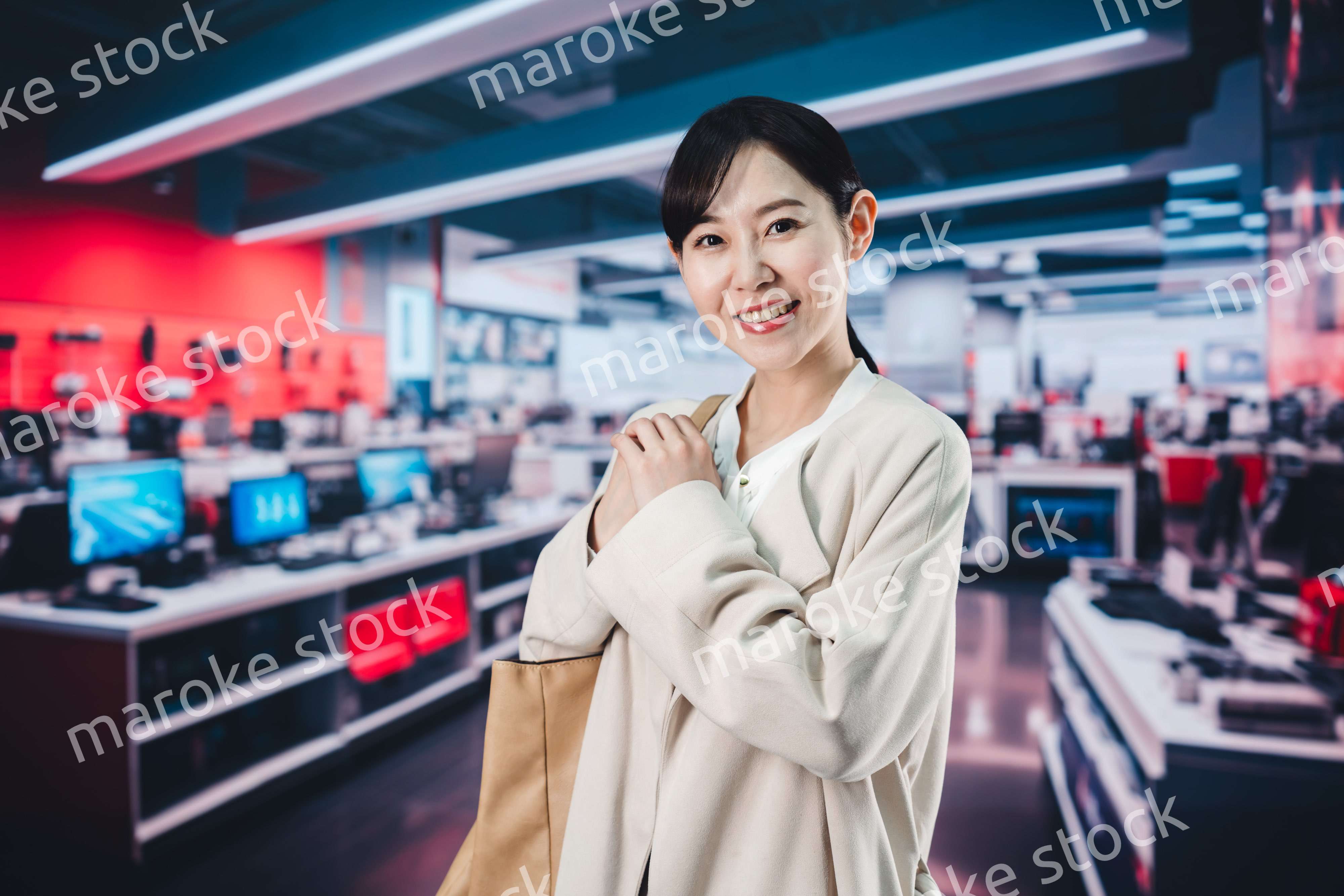 家電量販店で買い物をする女性