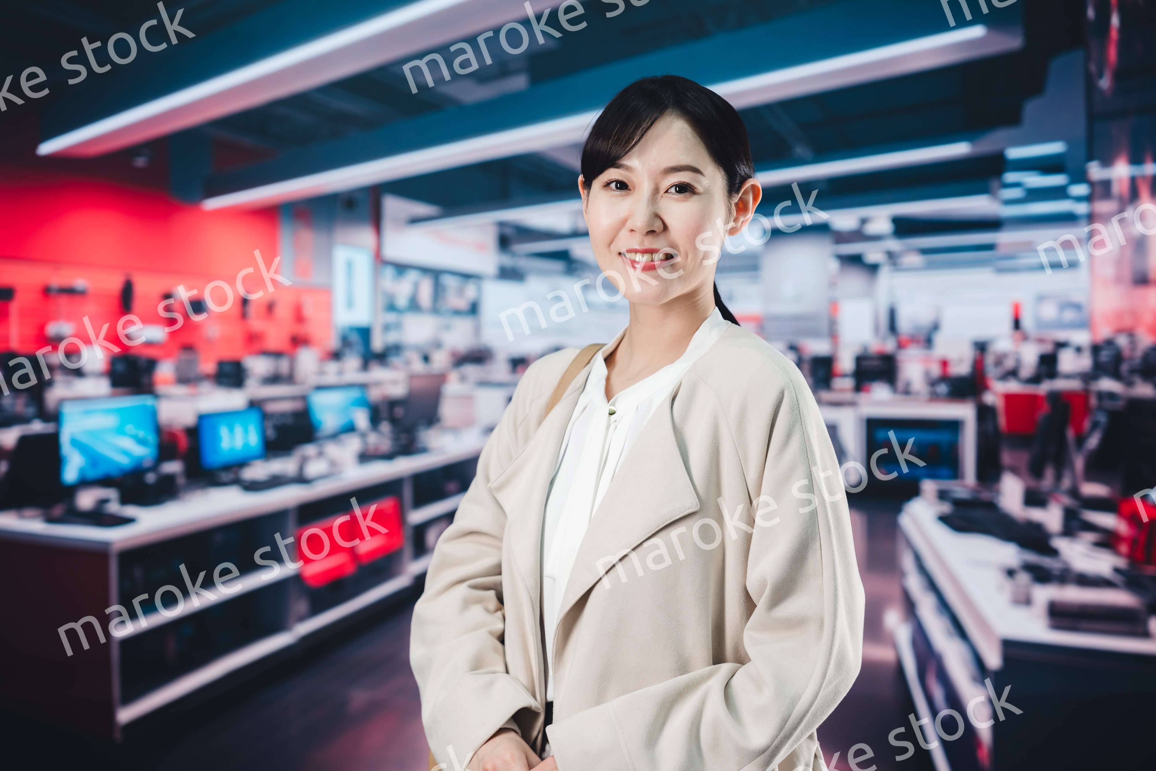 家電量販店で買い物をする女性