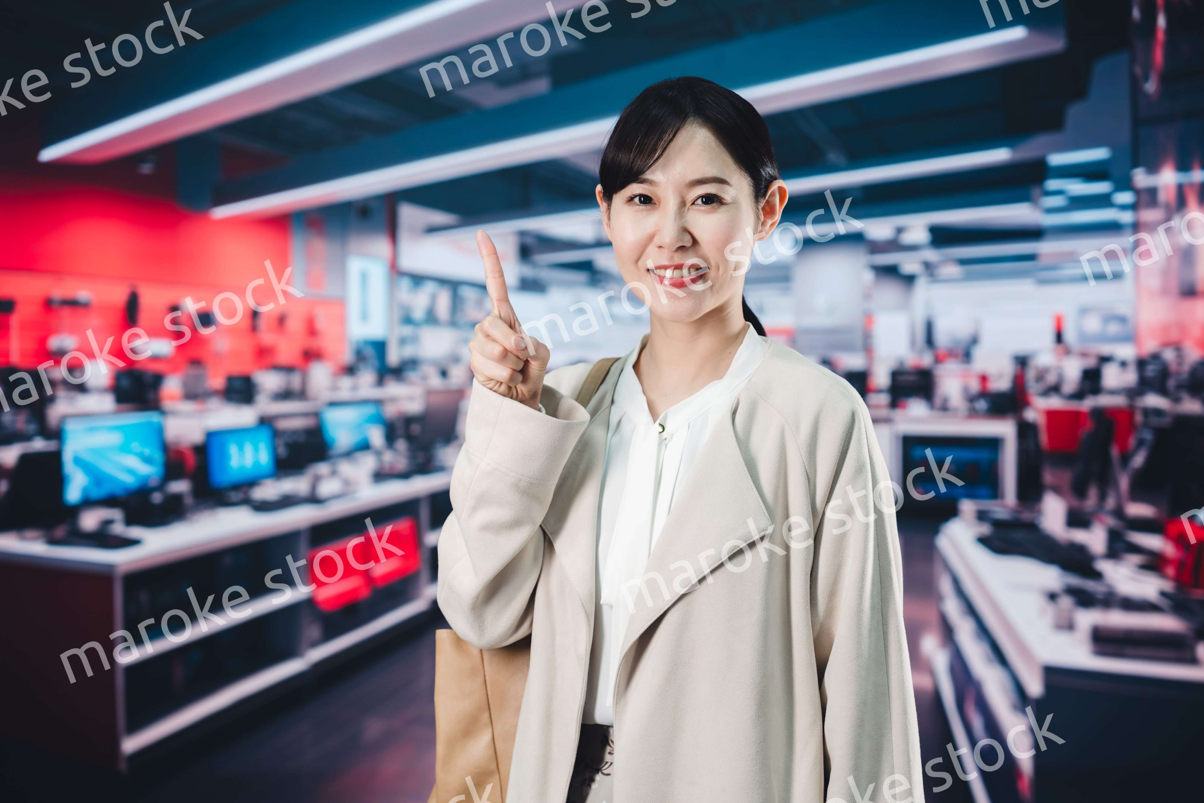 家電量販店で買い物をする女性