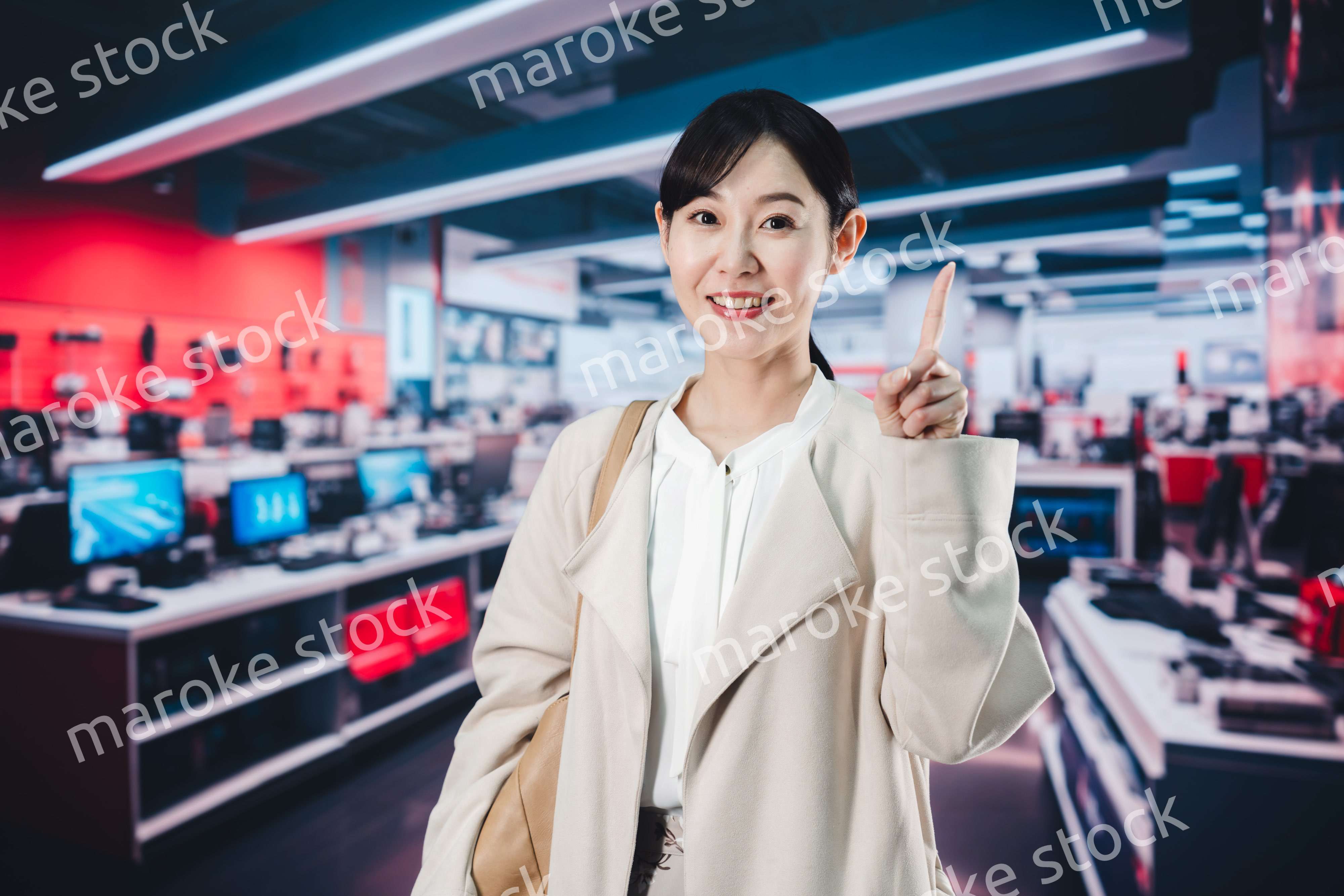 家電量販店で買い物をする女性