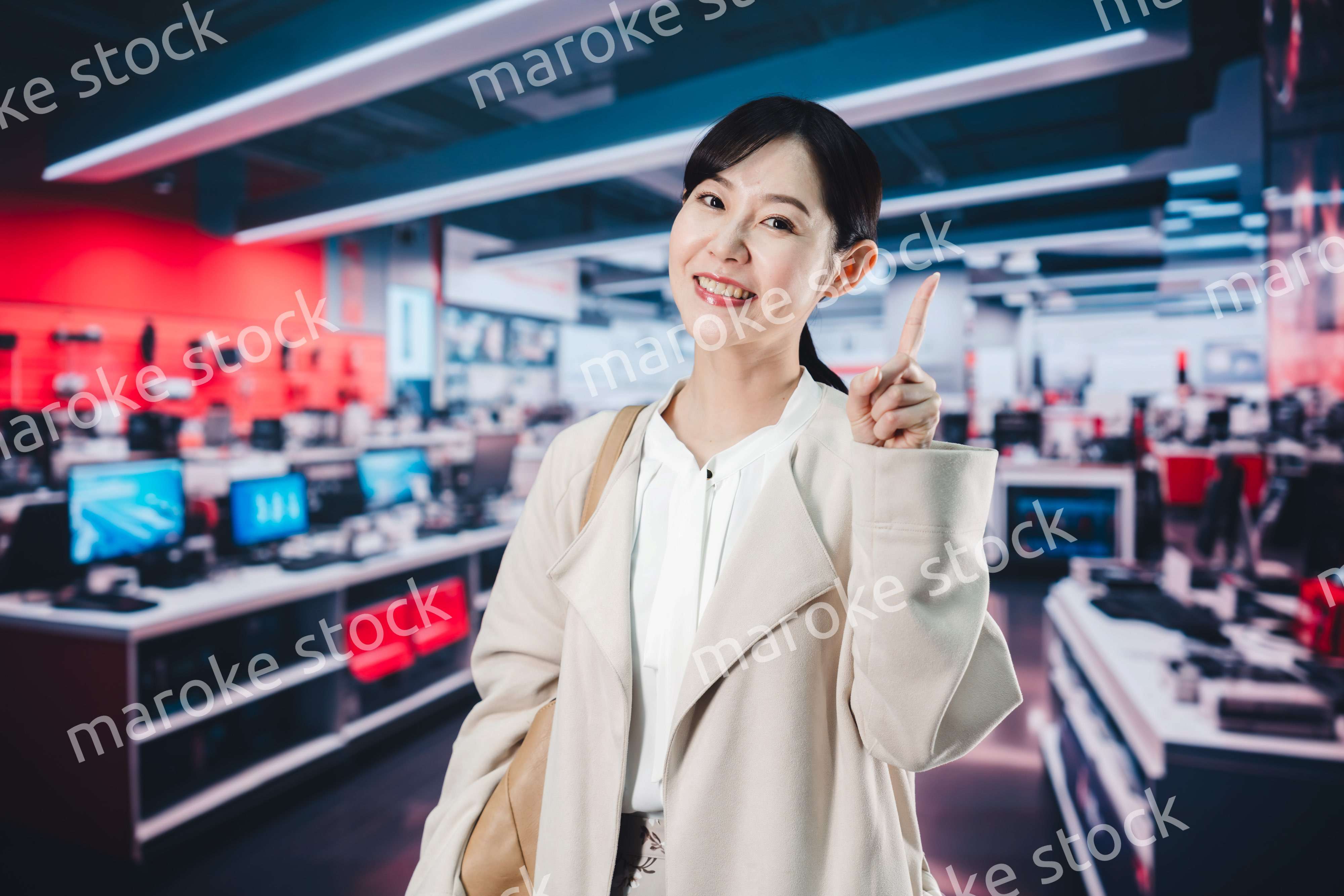 家電量販店で買い物をする女性