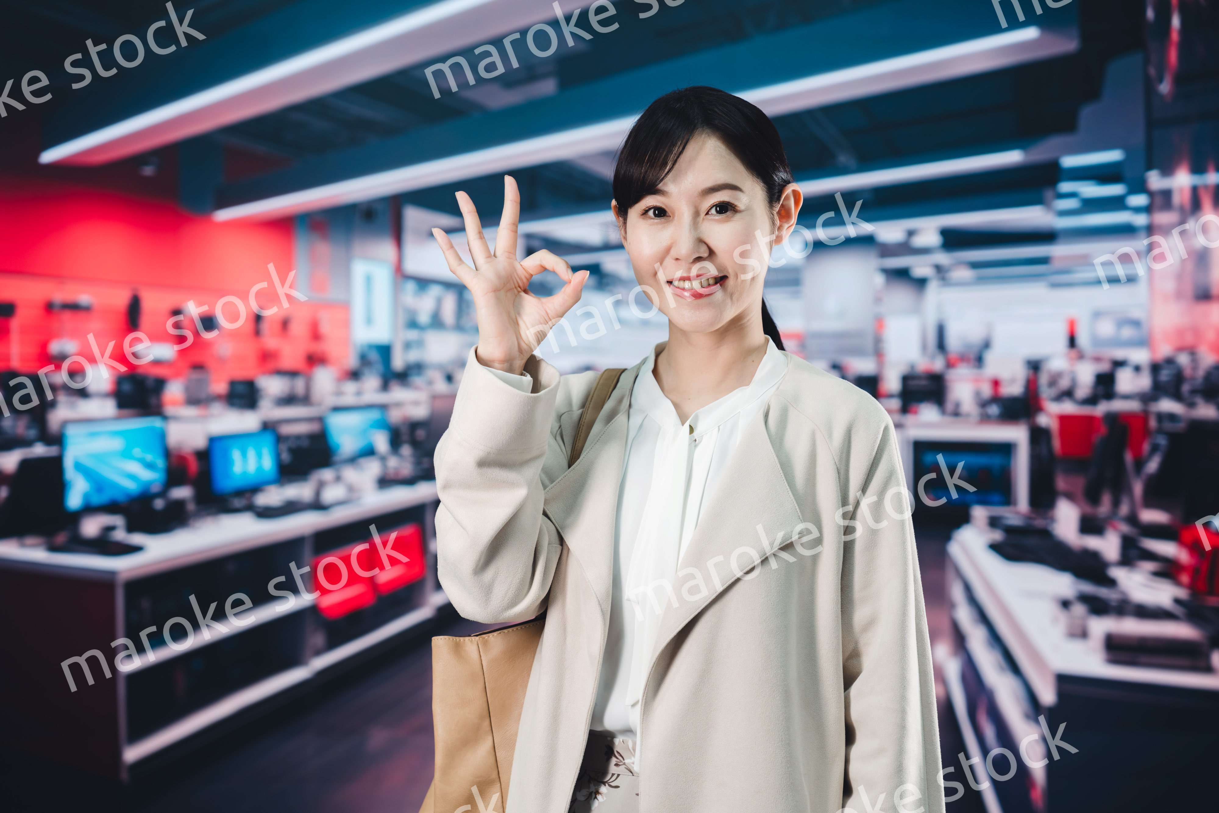 家電量販店で買い物をする女性