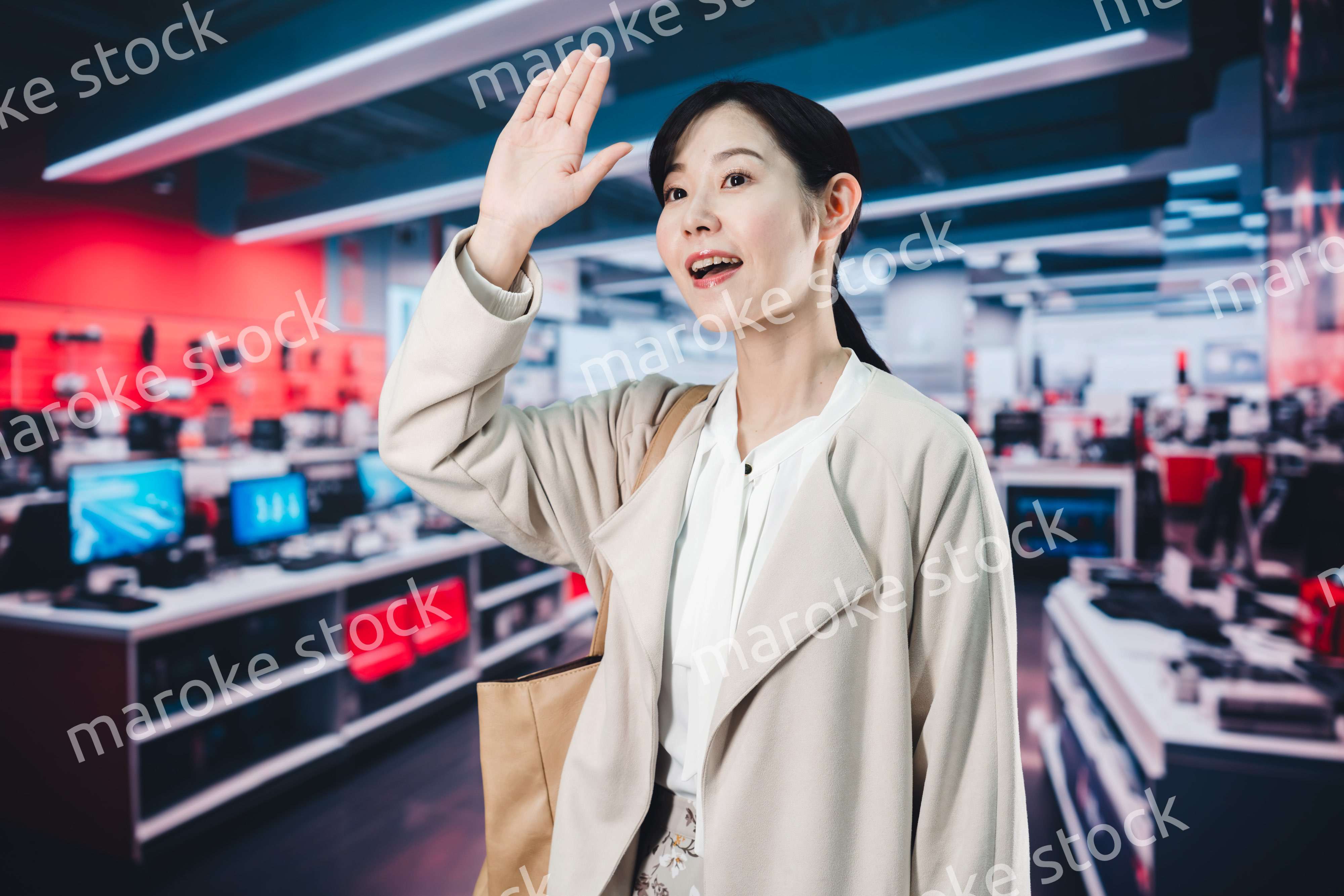 家電量販店で買い物をする女性