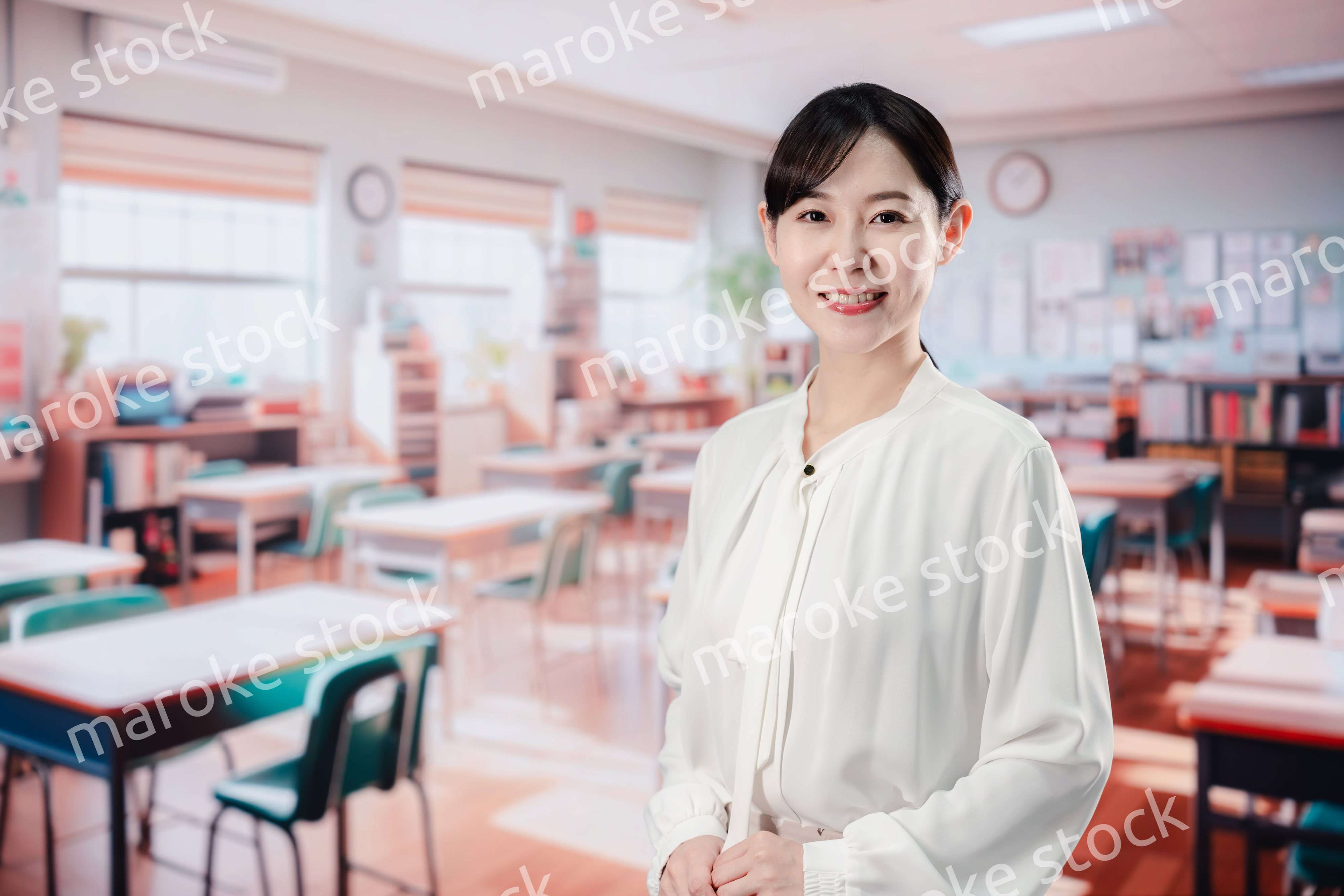 教室で仕事をする教師の女性