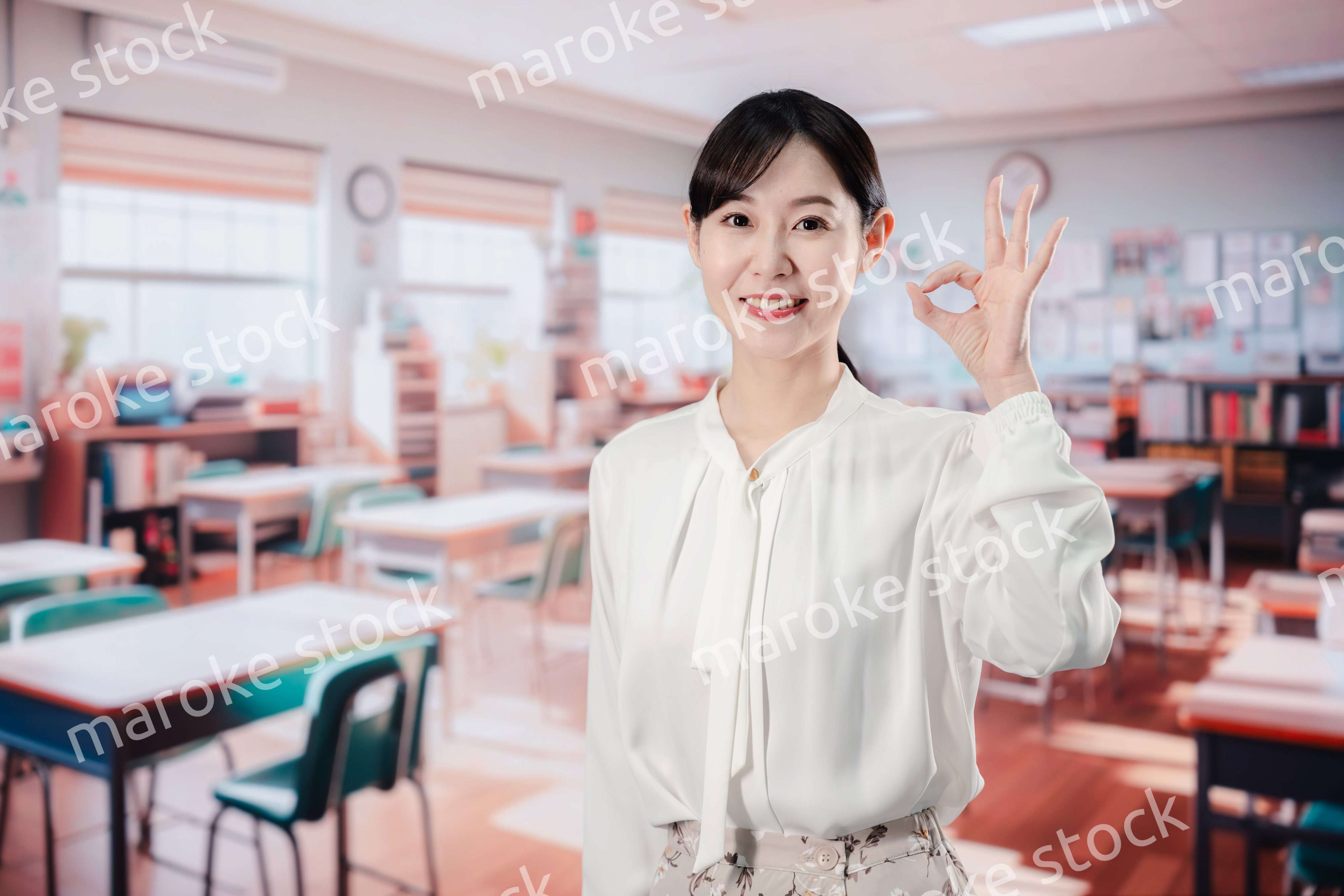 教室で仕事をする教師の女性