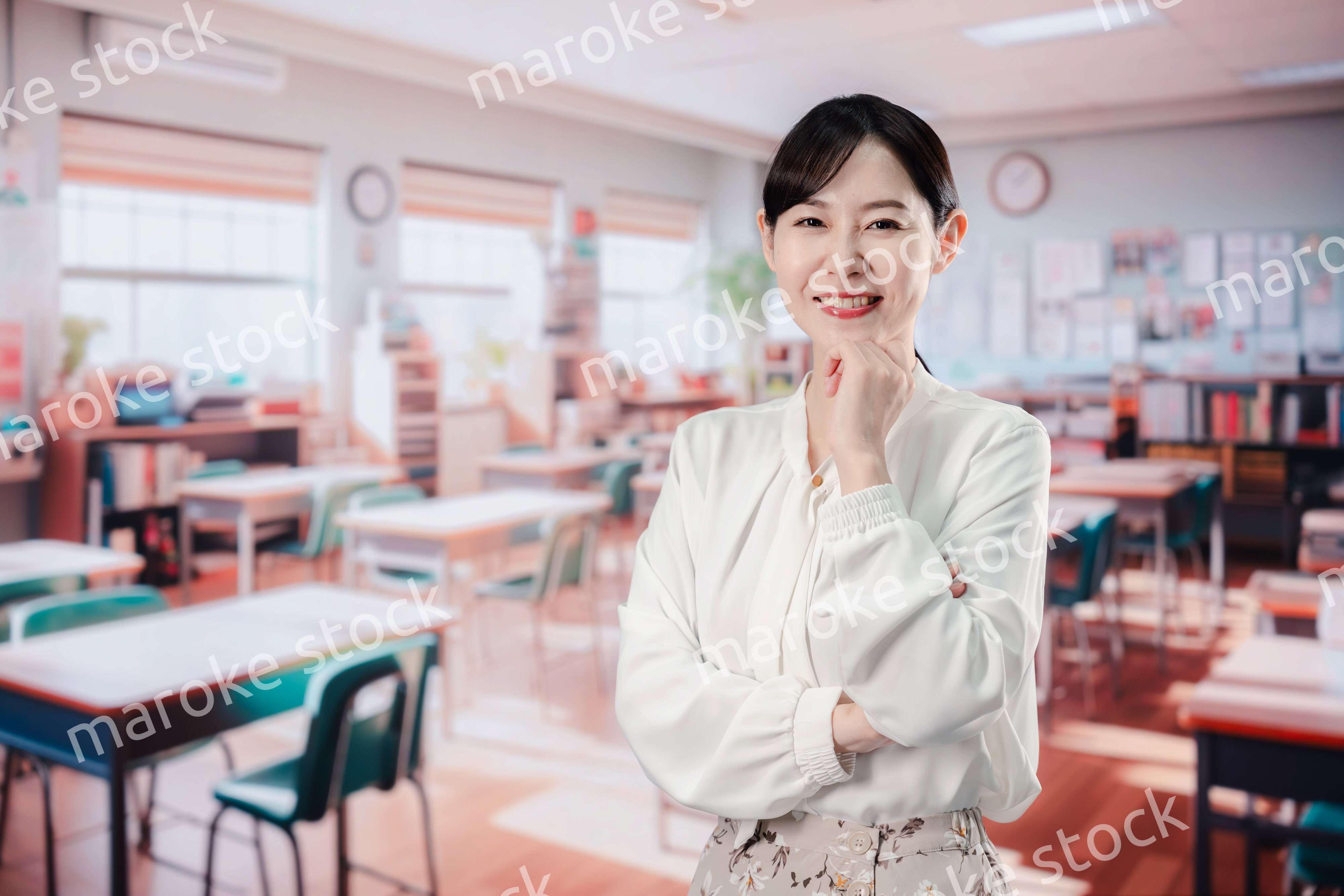 教室で仕事をする教師の女性