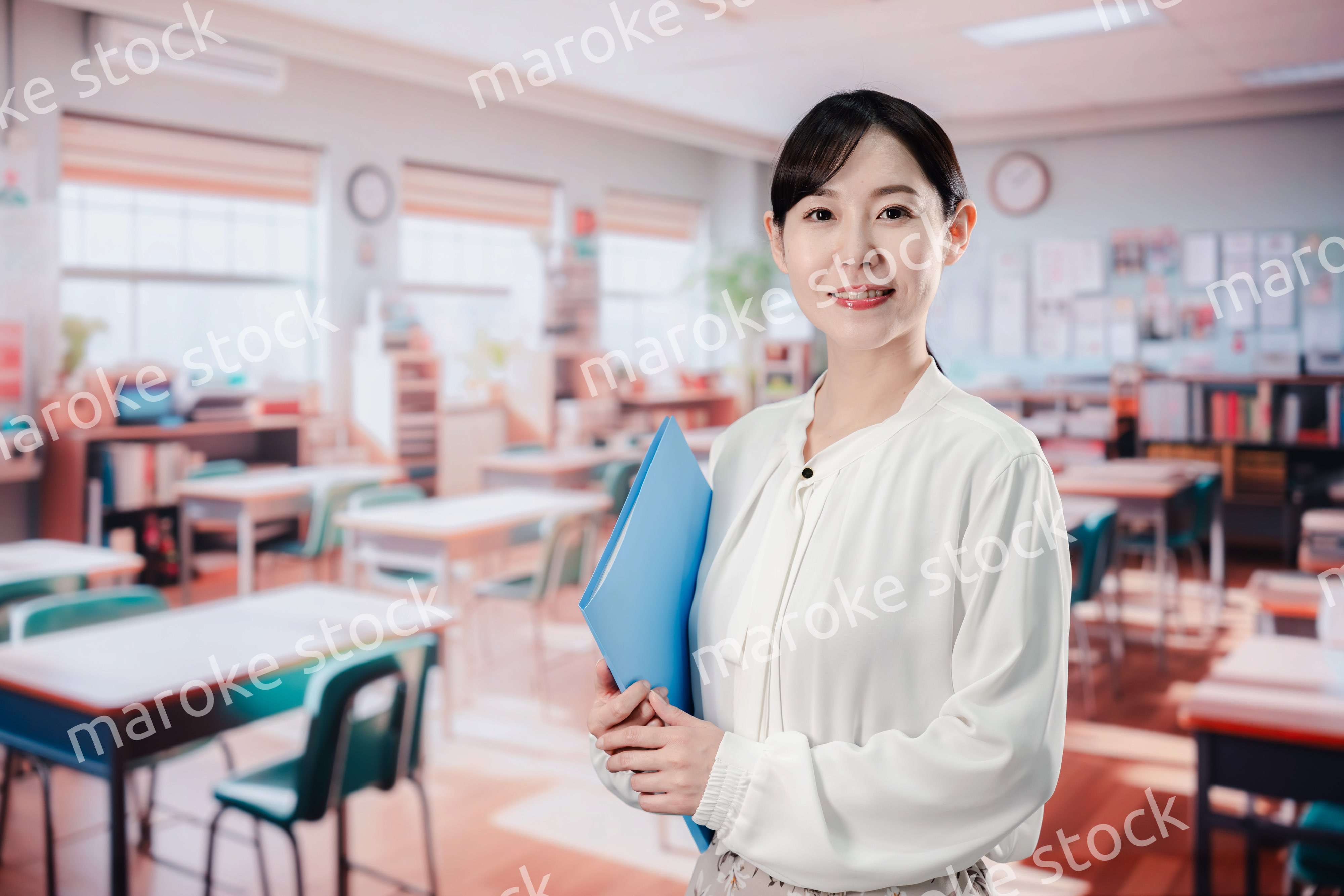 教室で仕事をする教師の女性