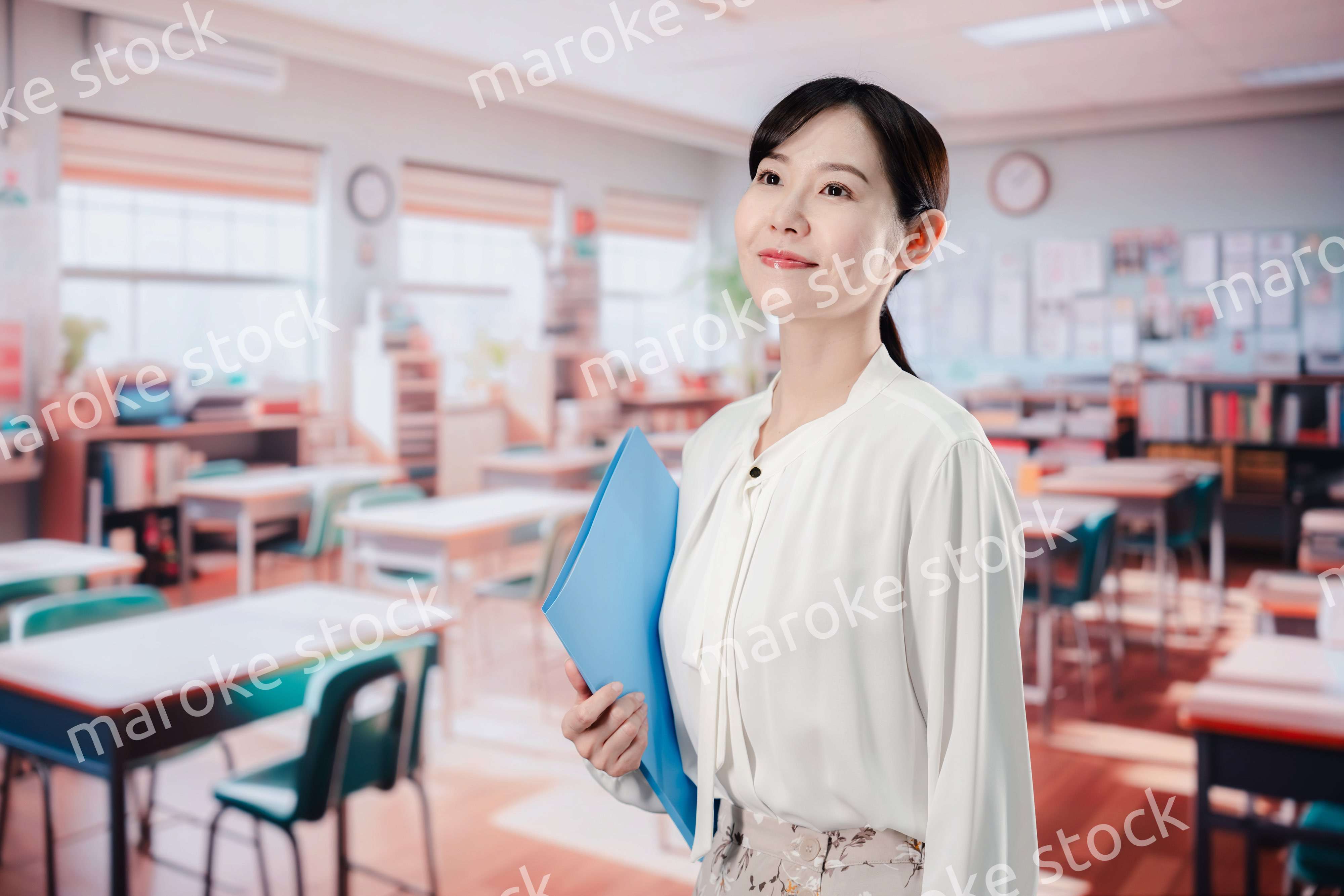 教室で仕事をする教師の女性