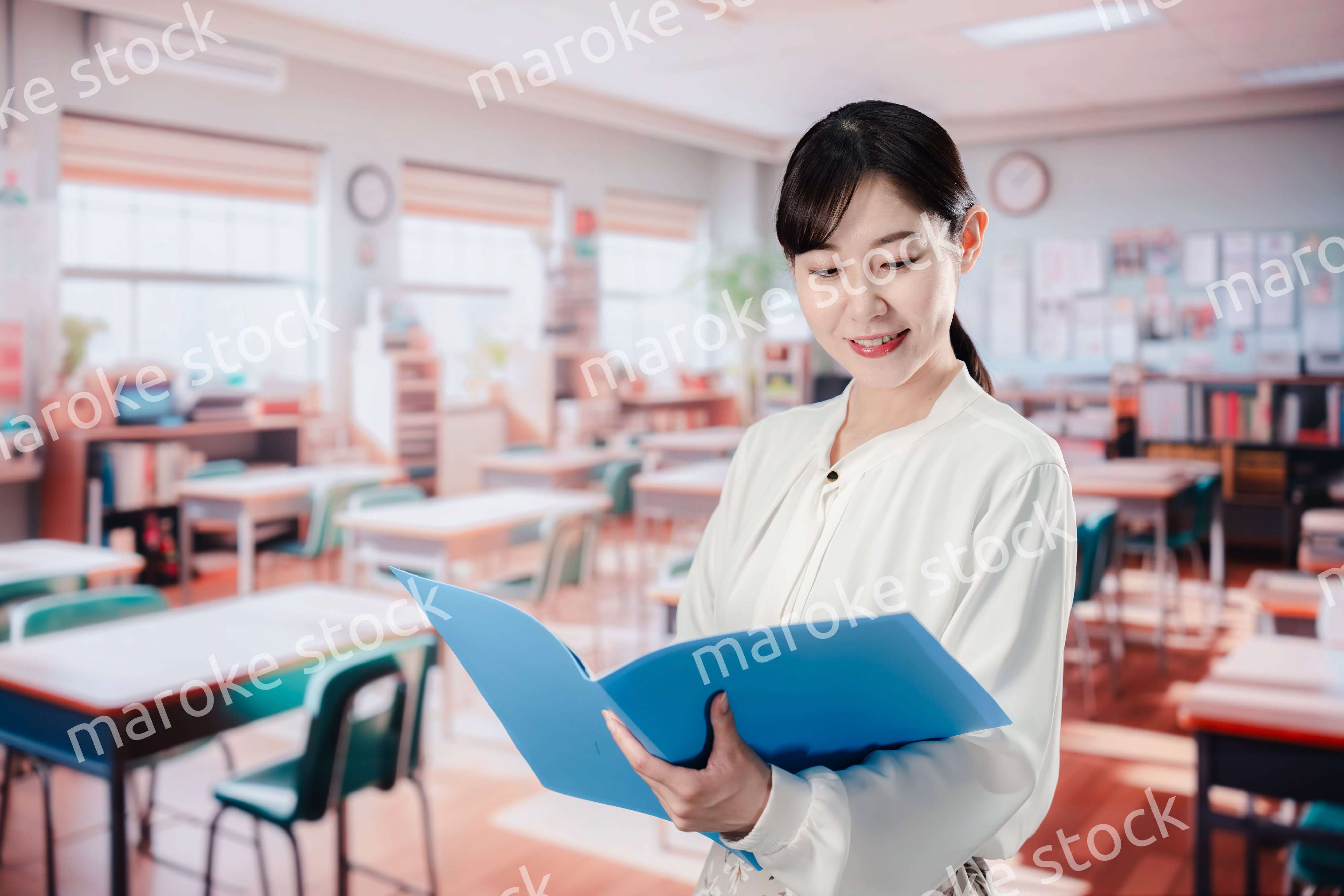 教室で仕事をする教師の女性