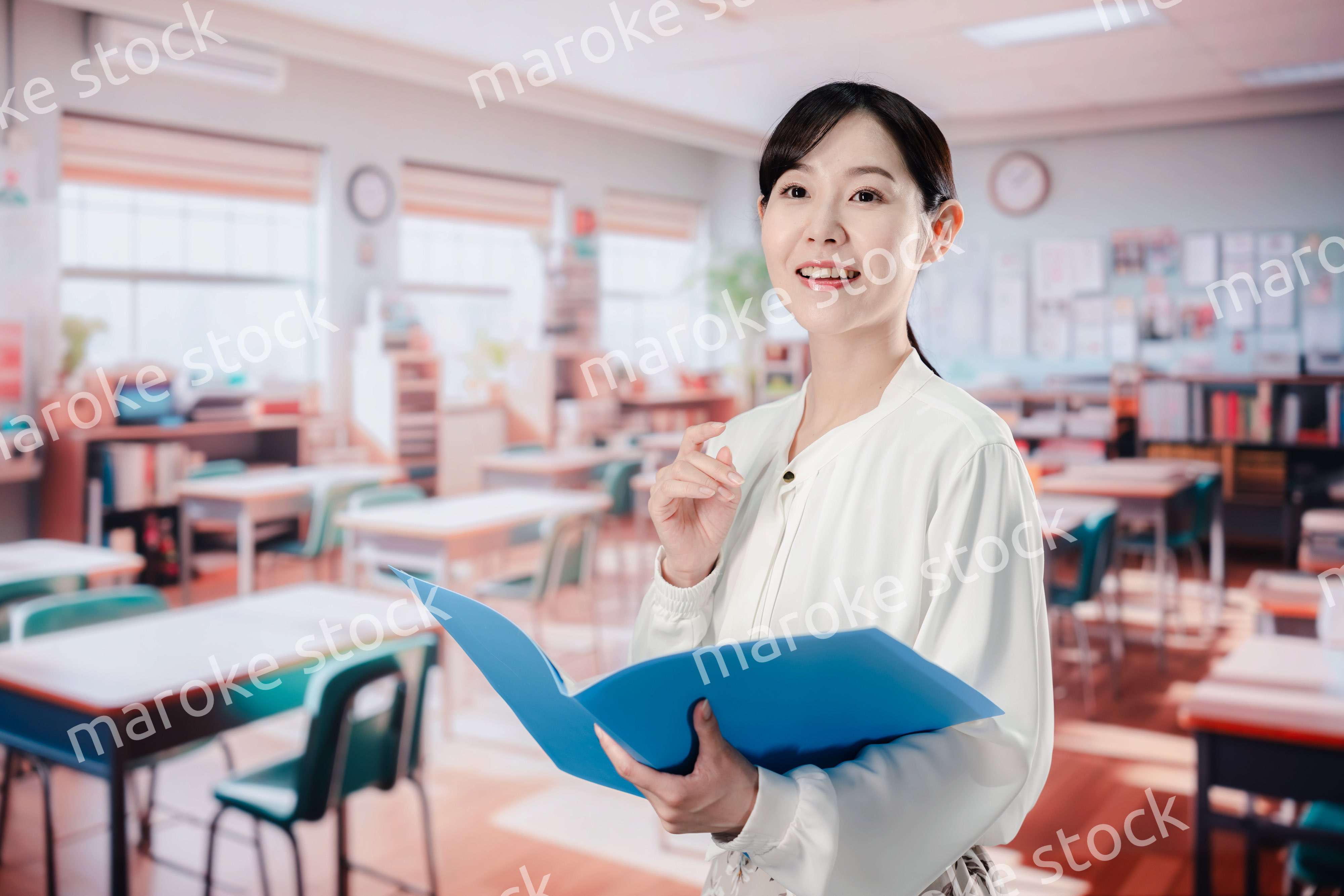 教室で仕事をする教師の女性