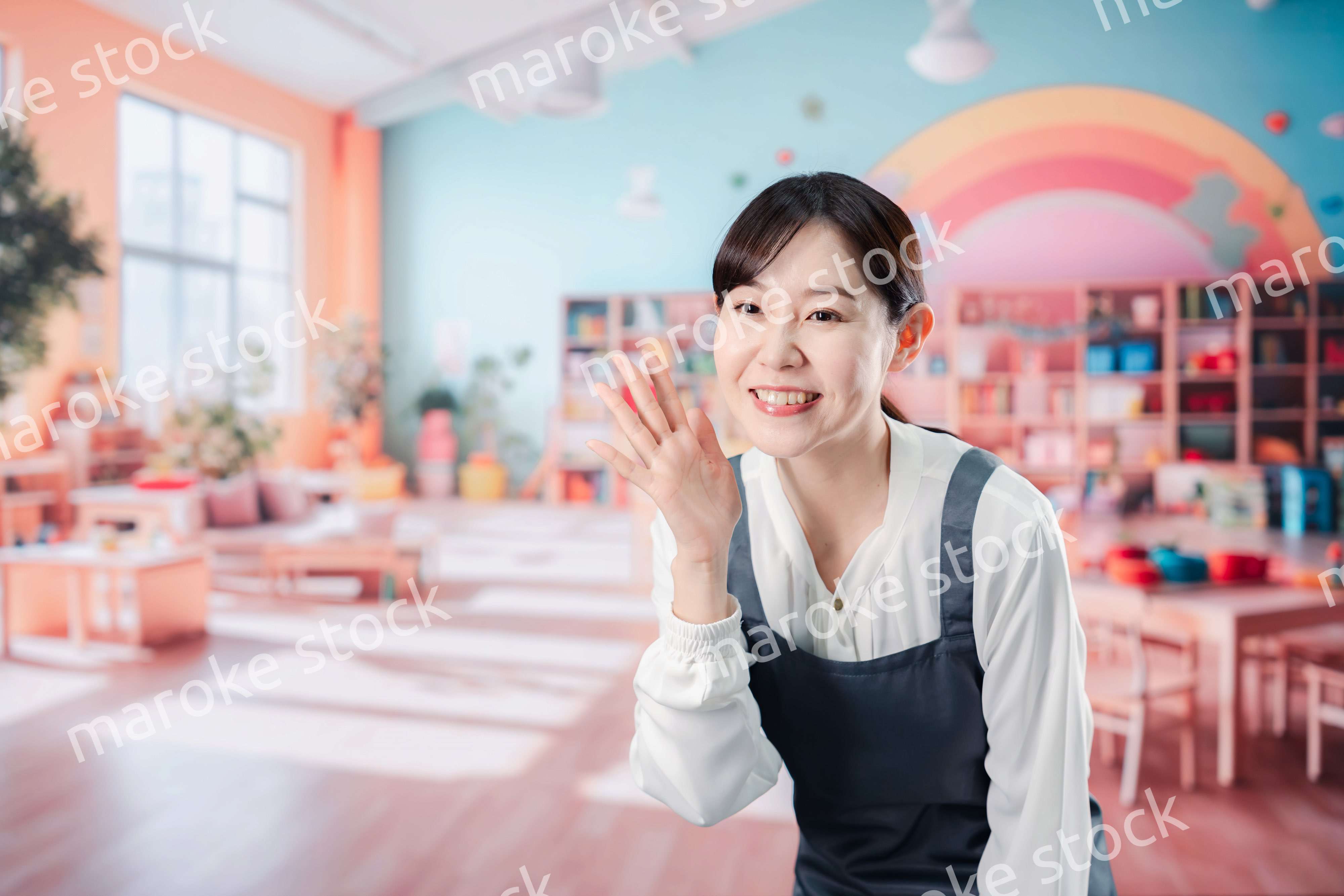 子供と仲良く接する保育士