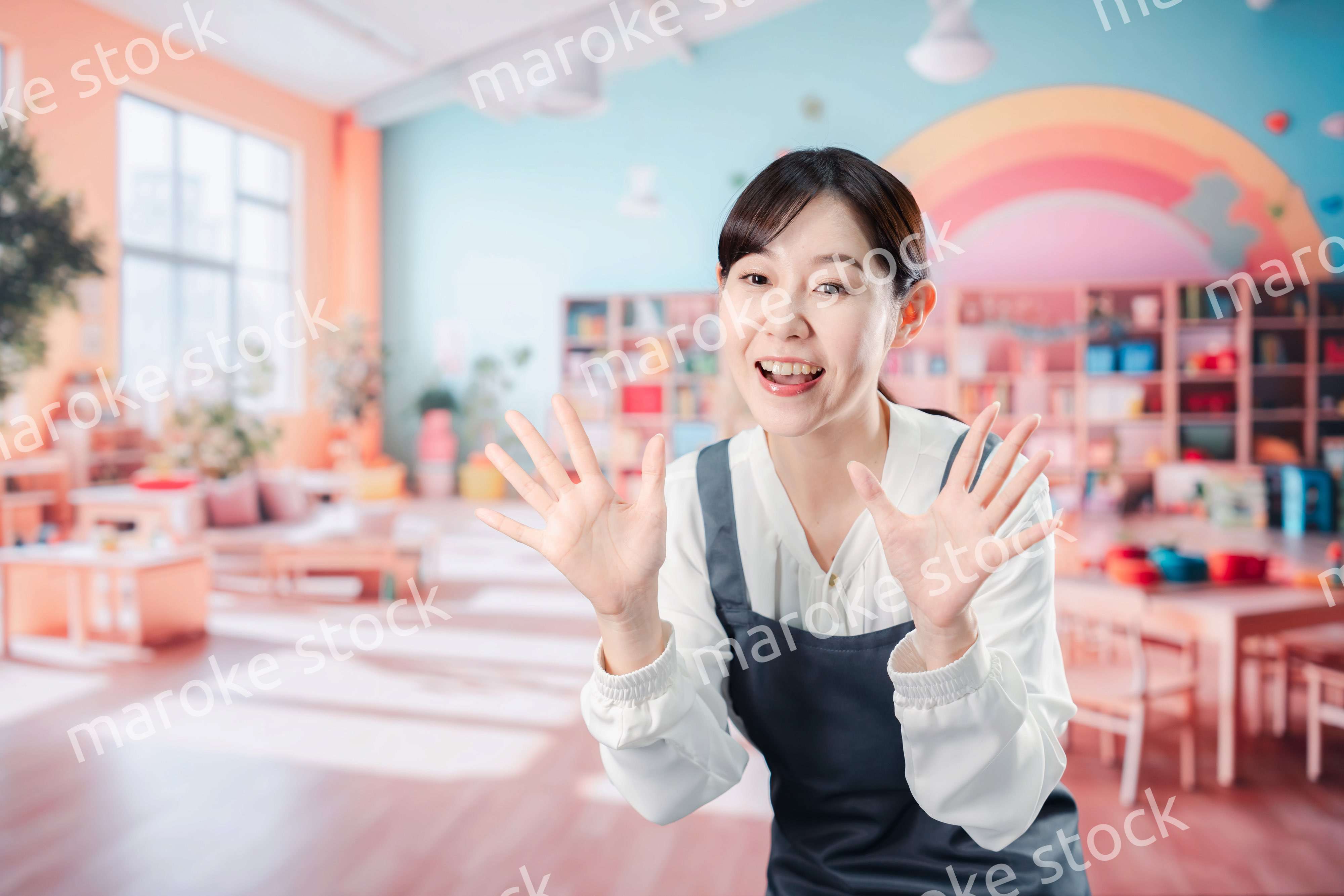 子供と仲良く接する保育士