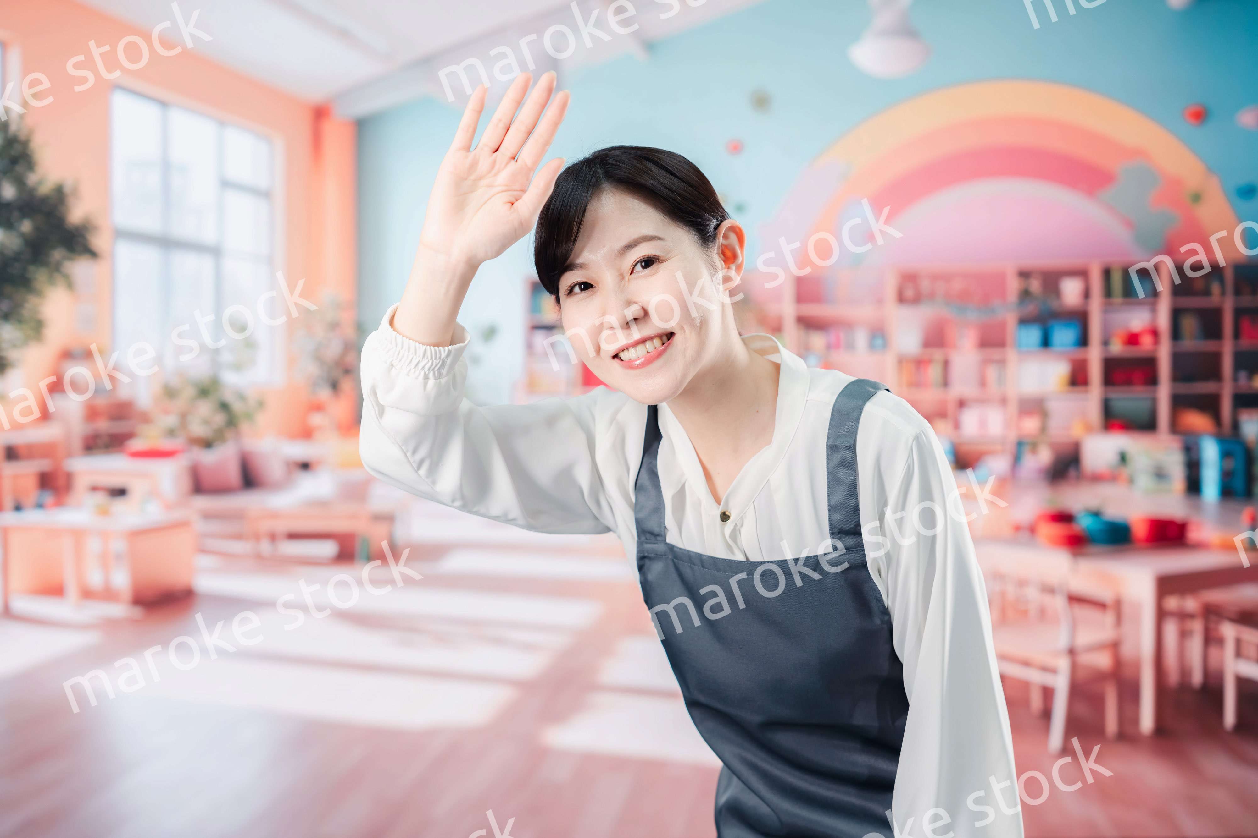 子供と仲良く接する保育士