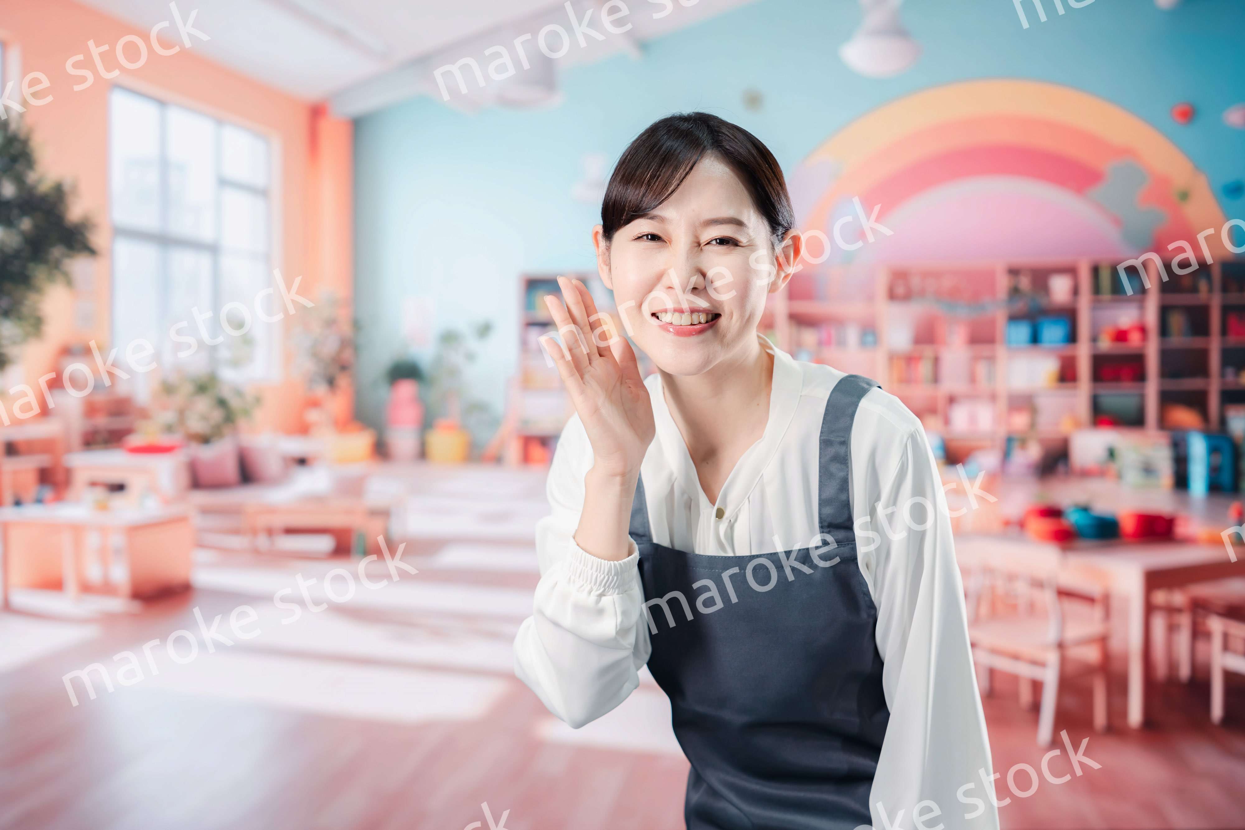 子供と仲良く接する保育士