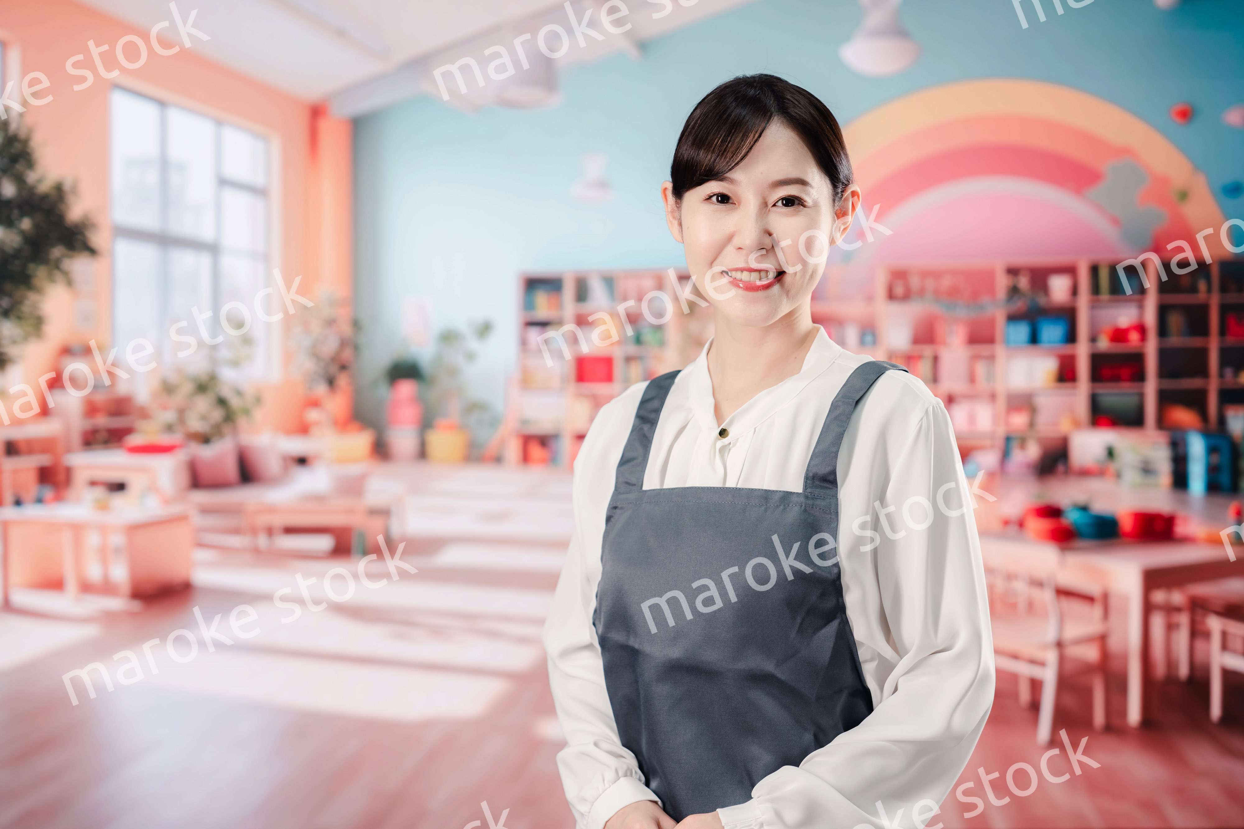 笑顔で仕事をする保育士