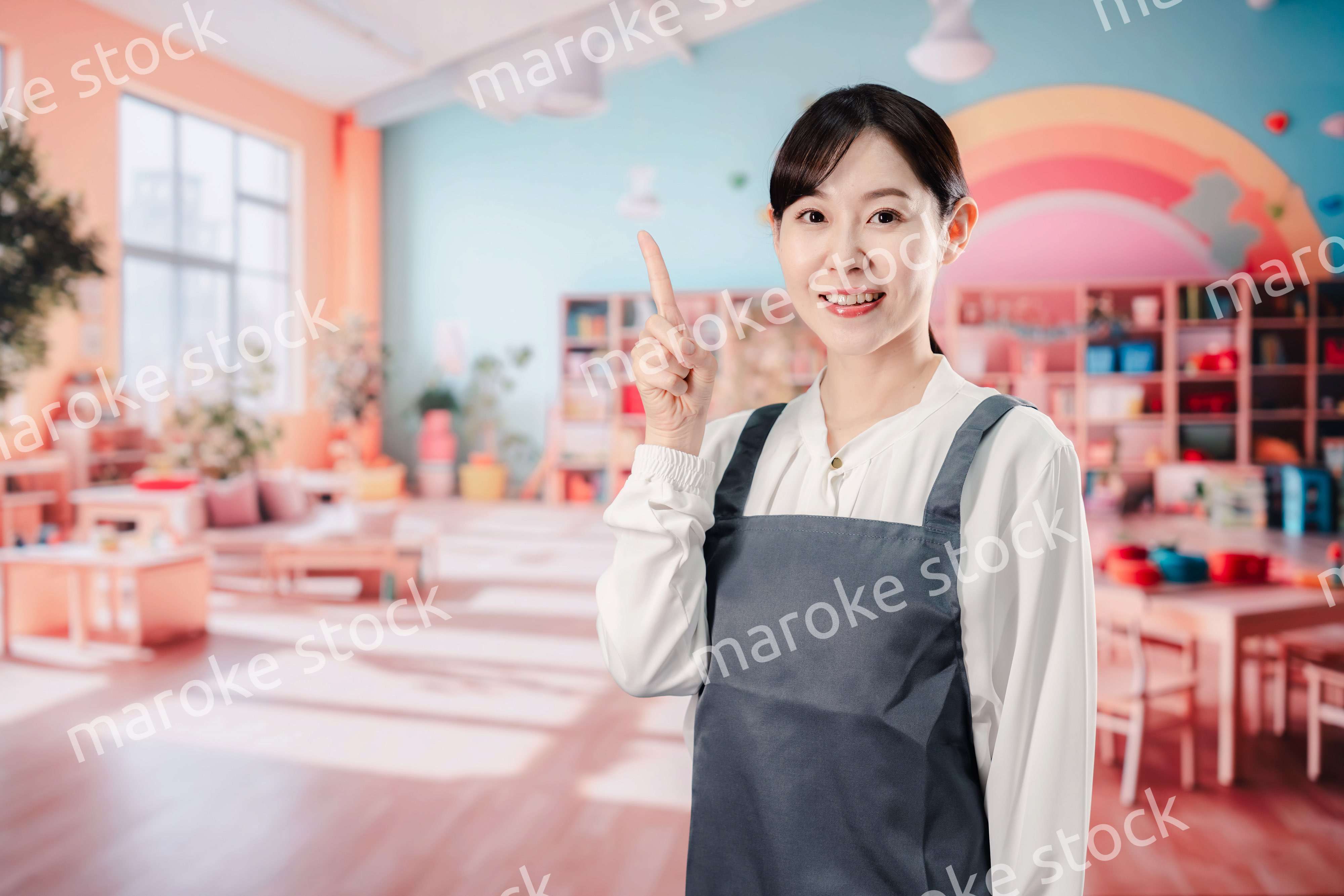 笑顔で仕事をする保育士