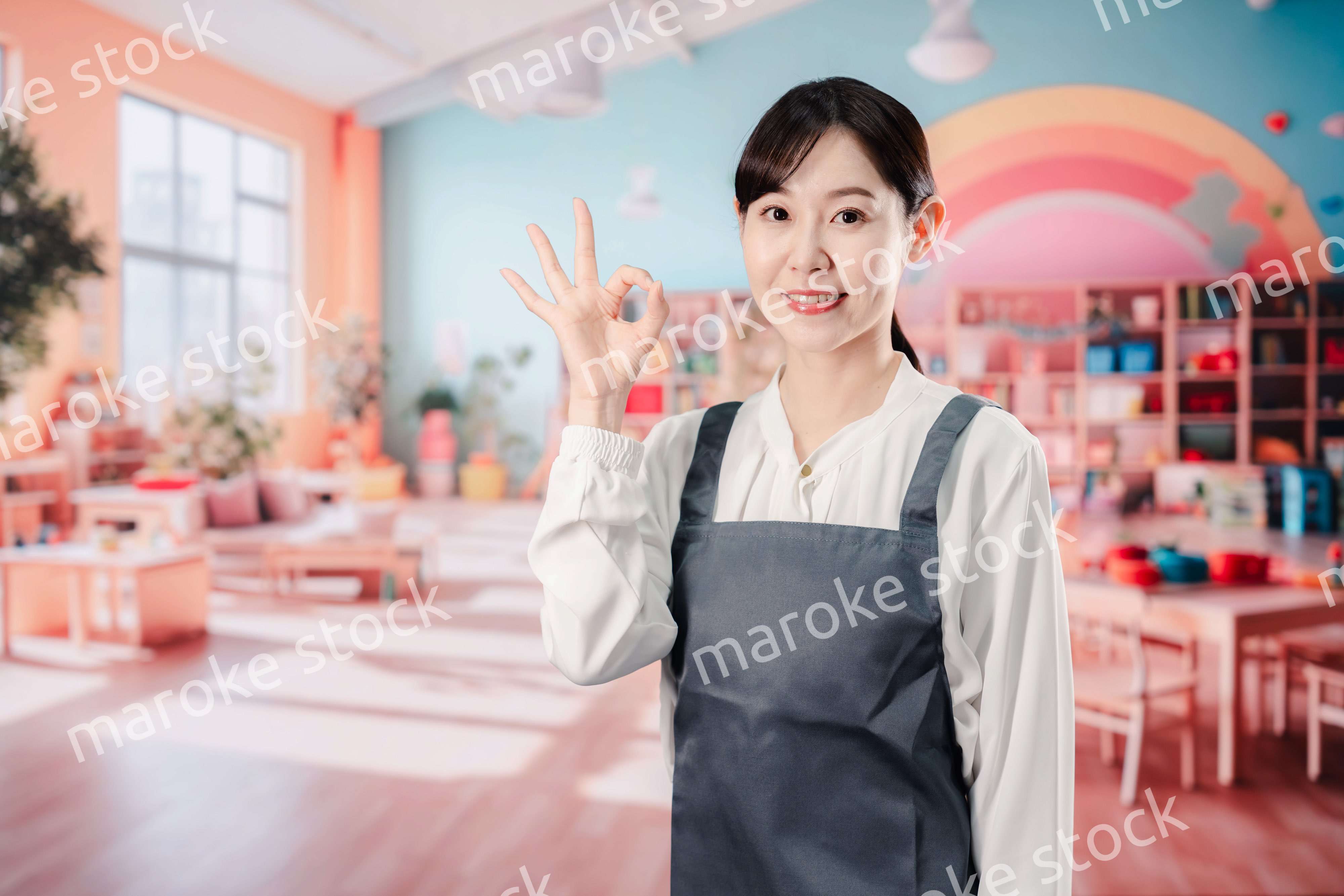 笑顔で仕事をする保育士