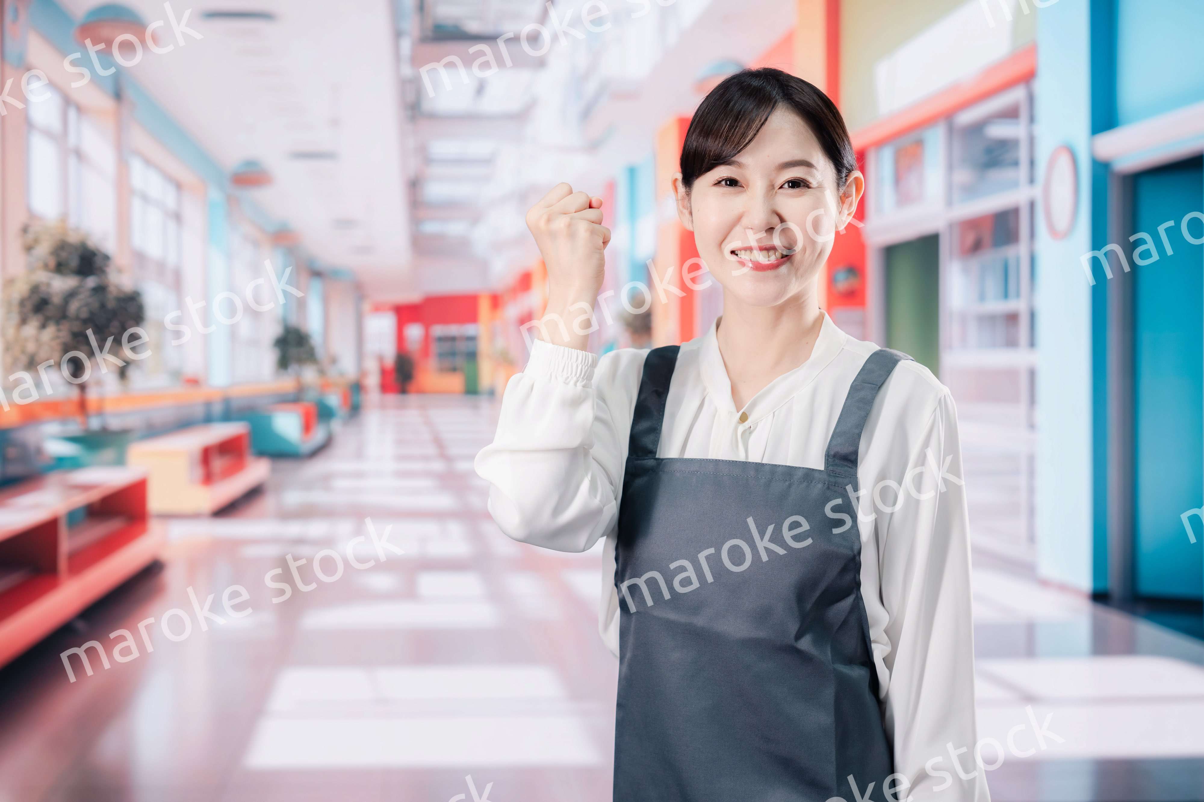 ガッツポーズをする保育士