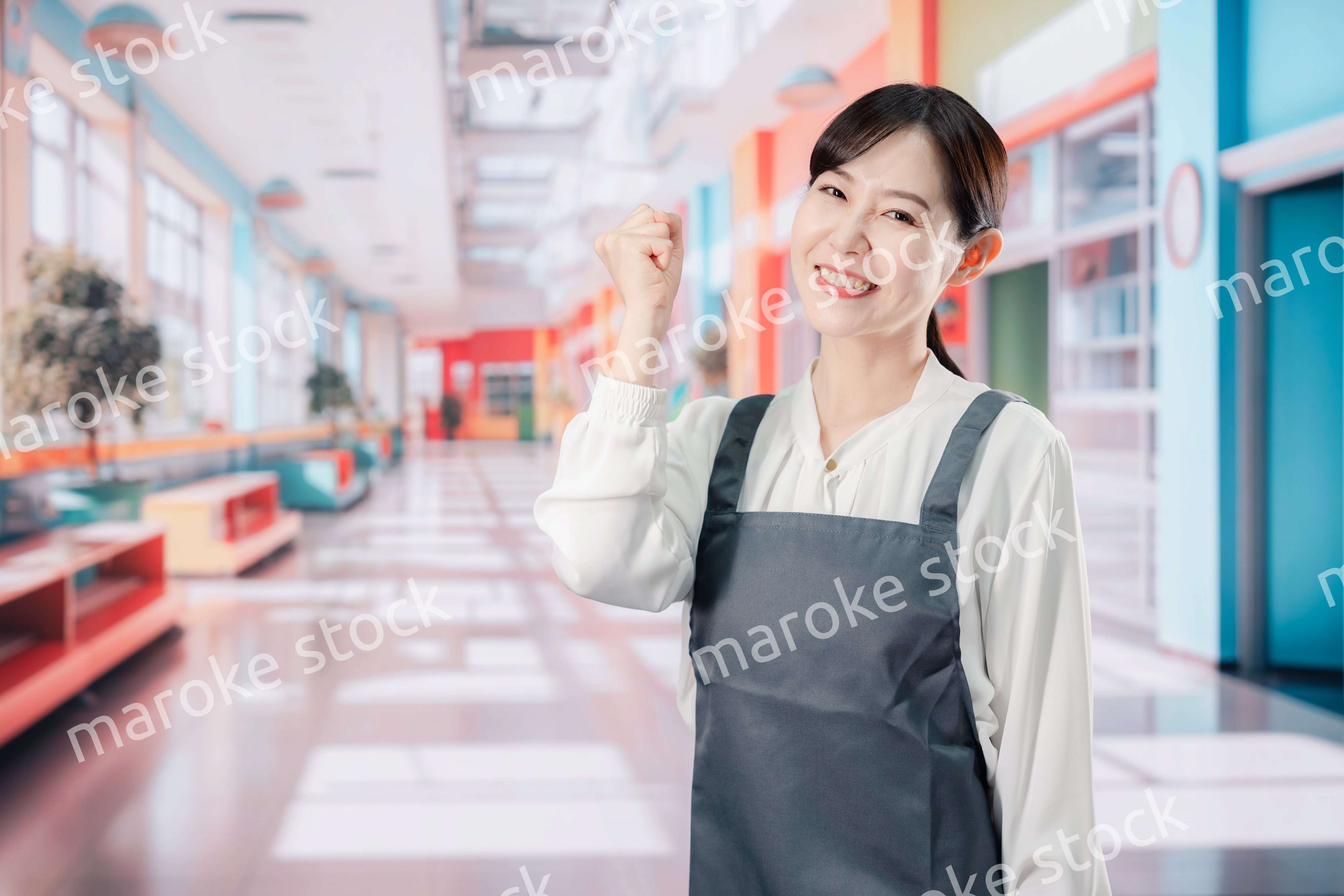 ガッツポーズをする保育士