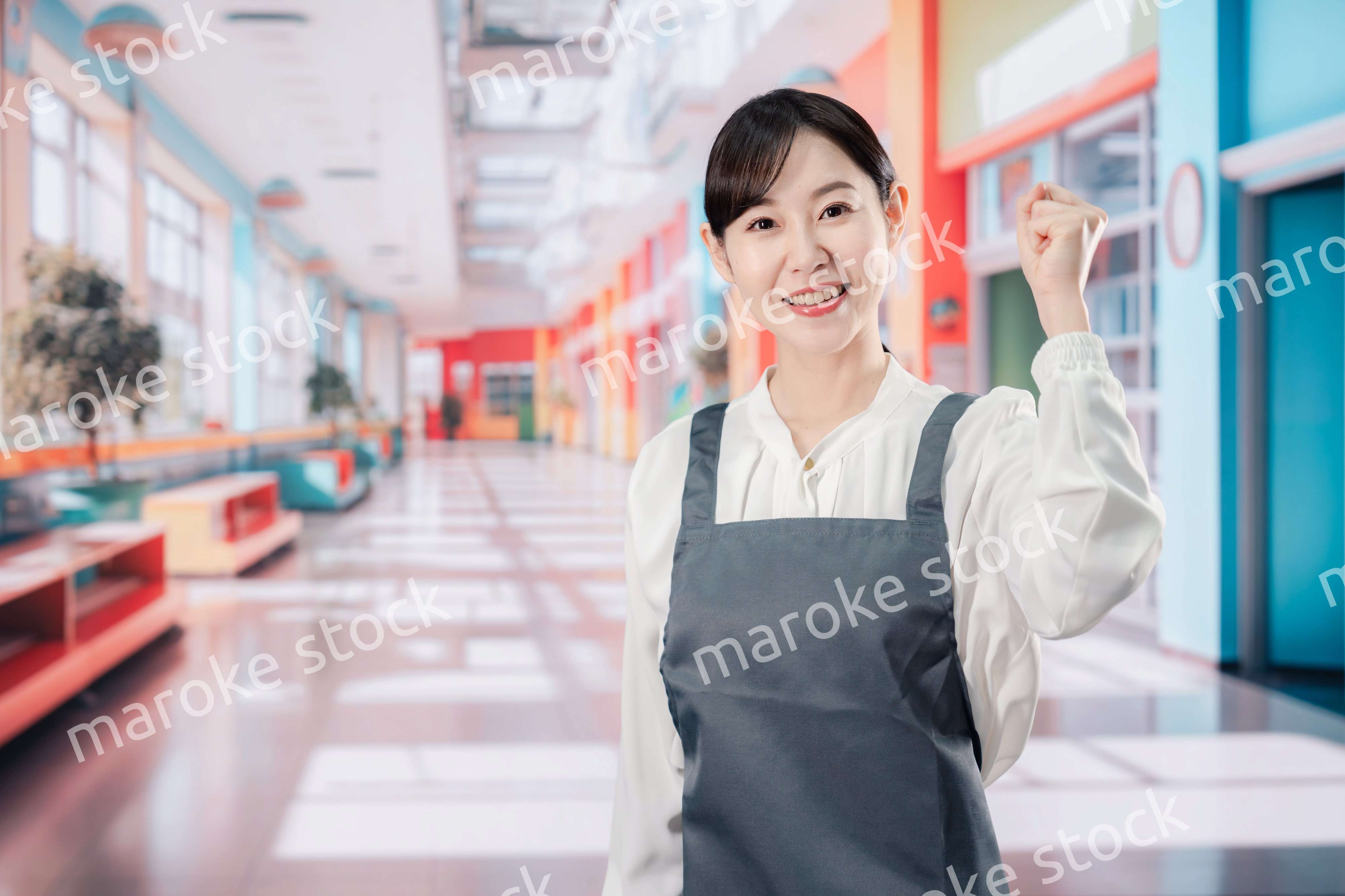 ガッツポーズをする保育士