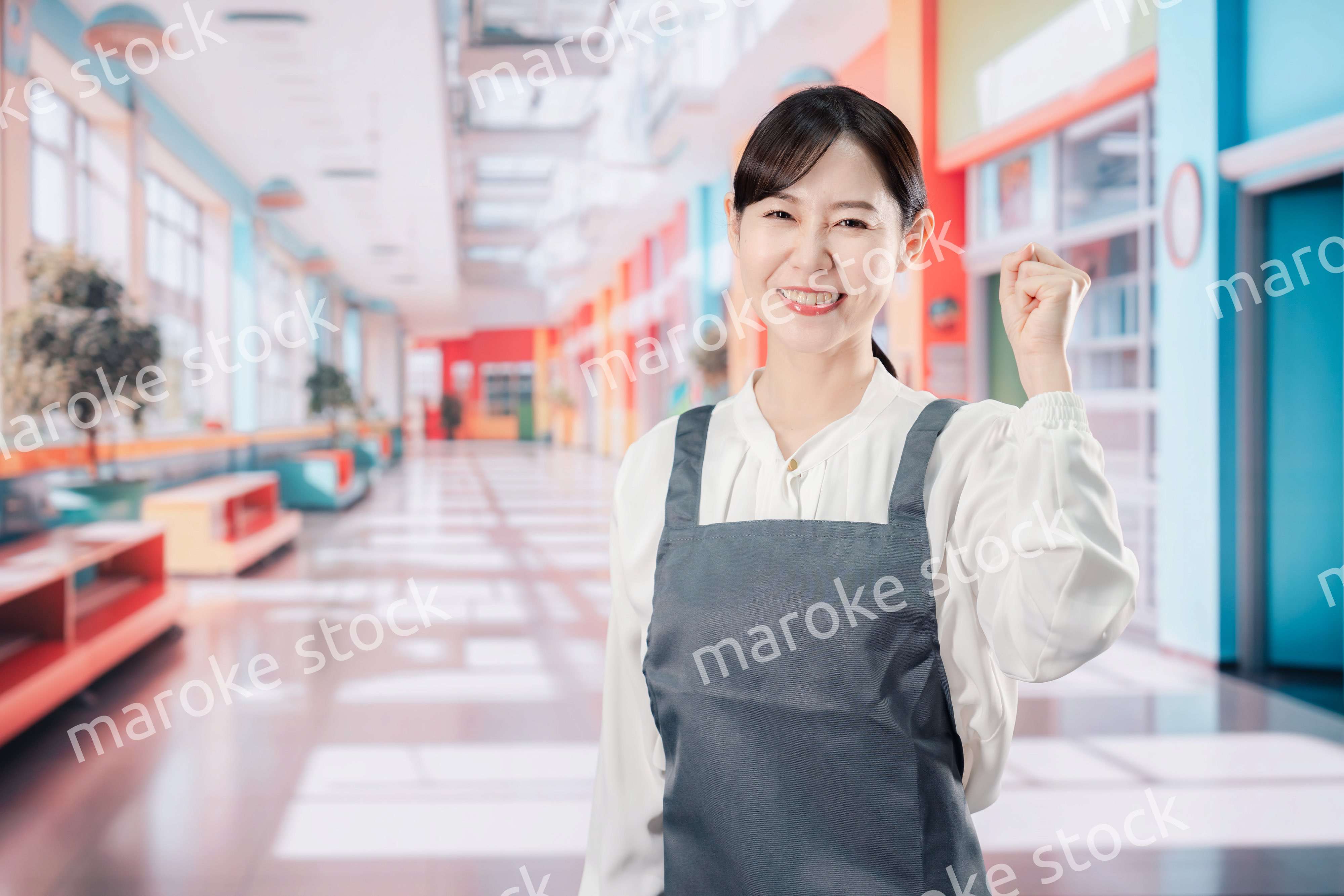 ガッツポーズをする保育士