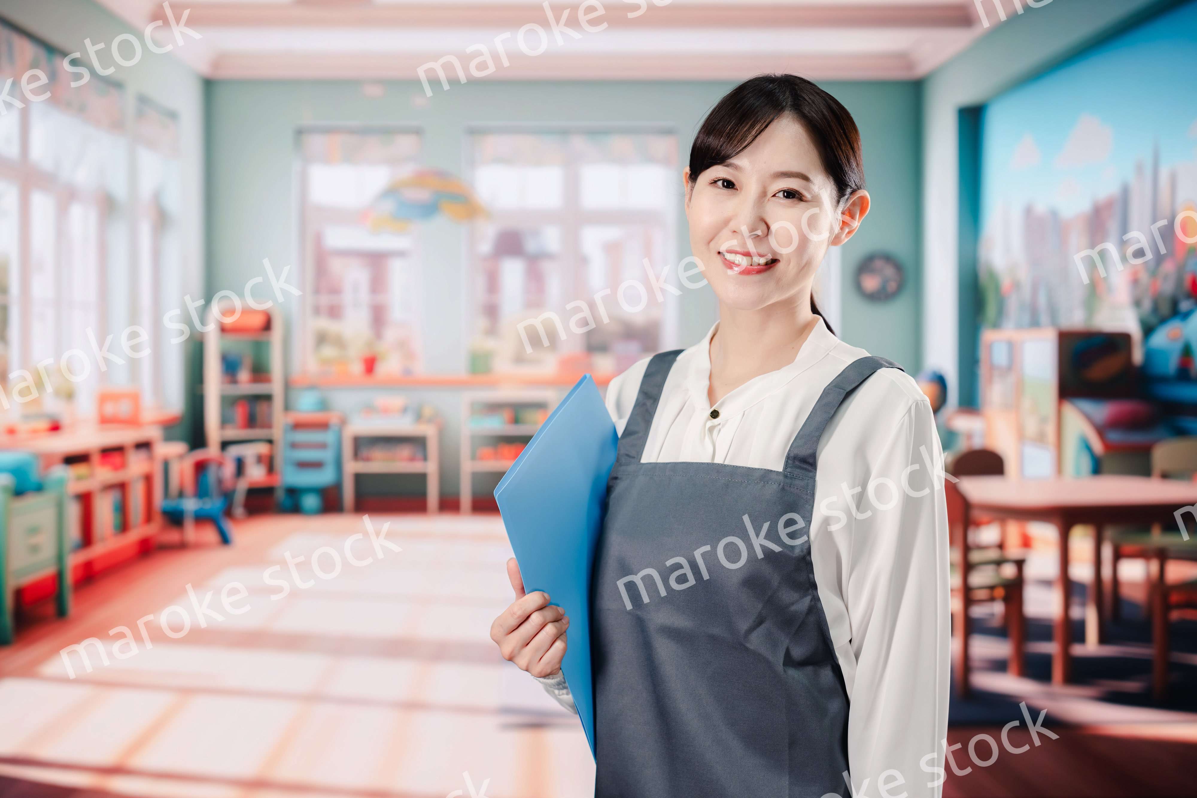 笑顔で仕事をする保育士