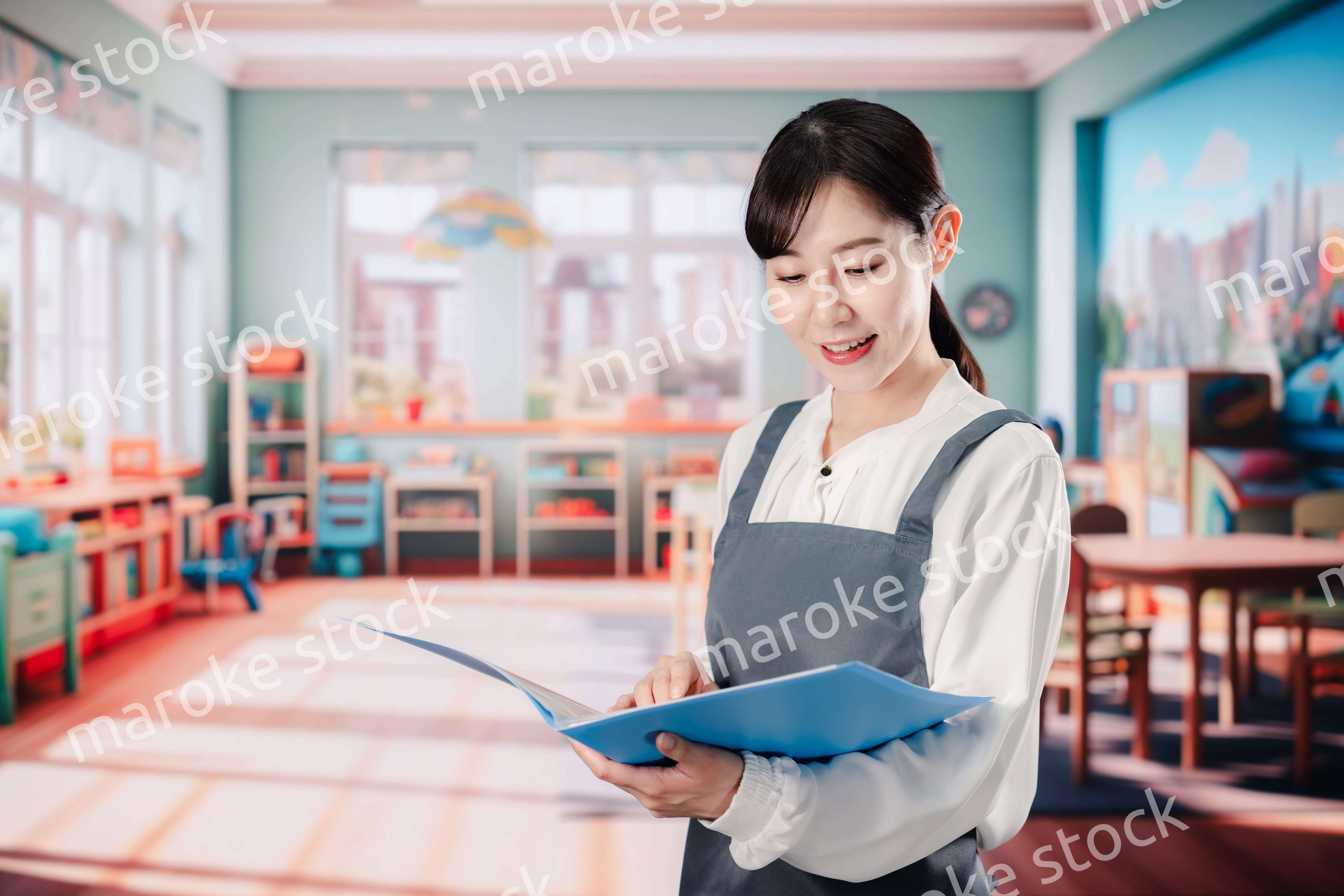 笑顔で仕事をする保育士