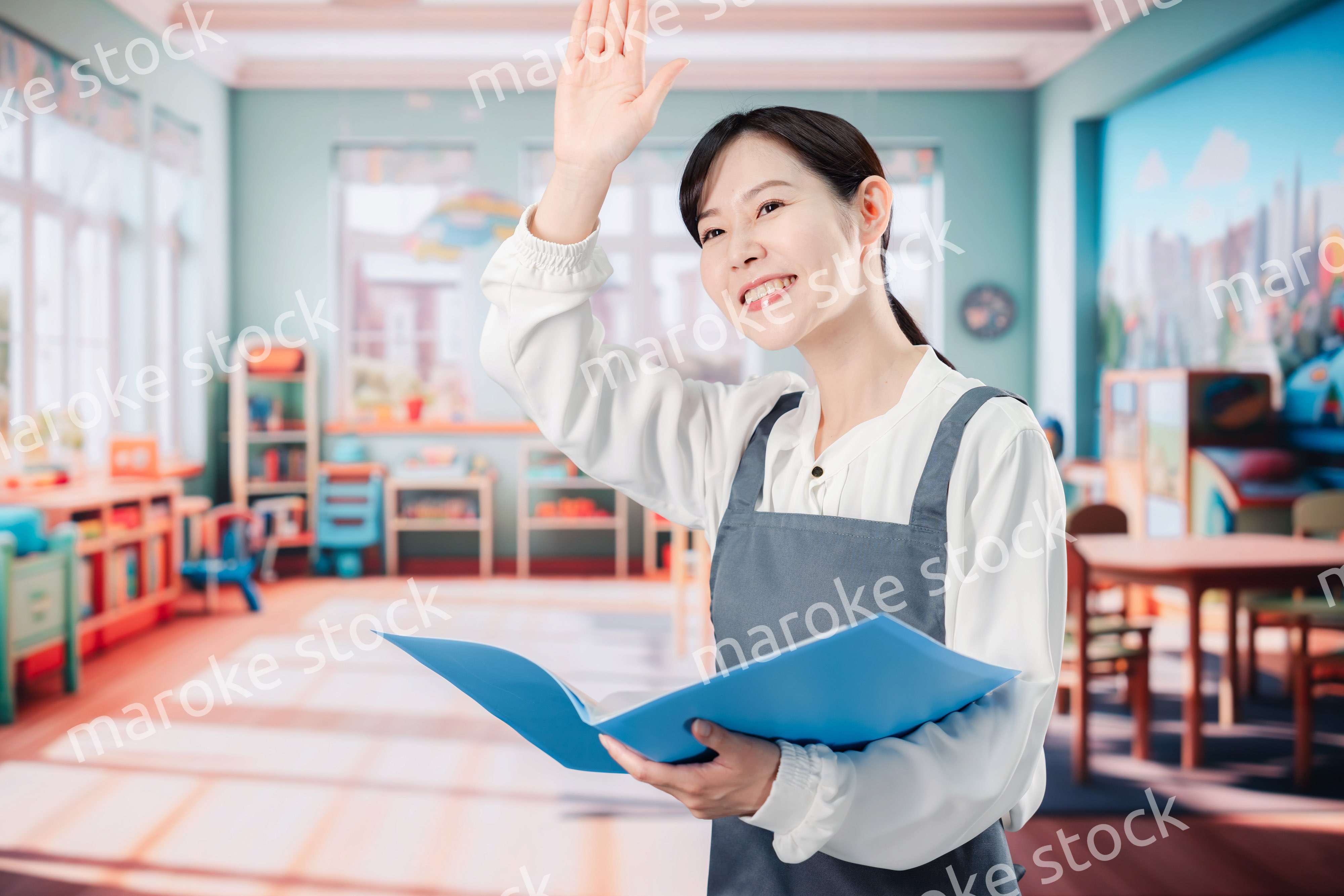 子供と仲良く接する保育士