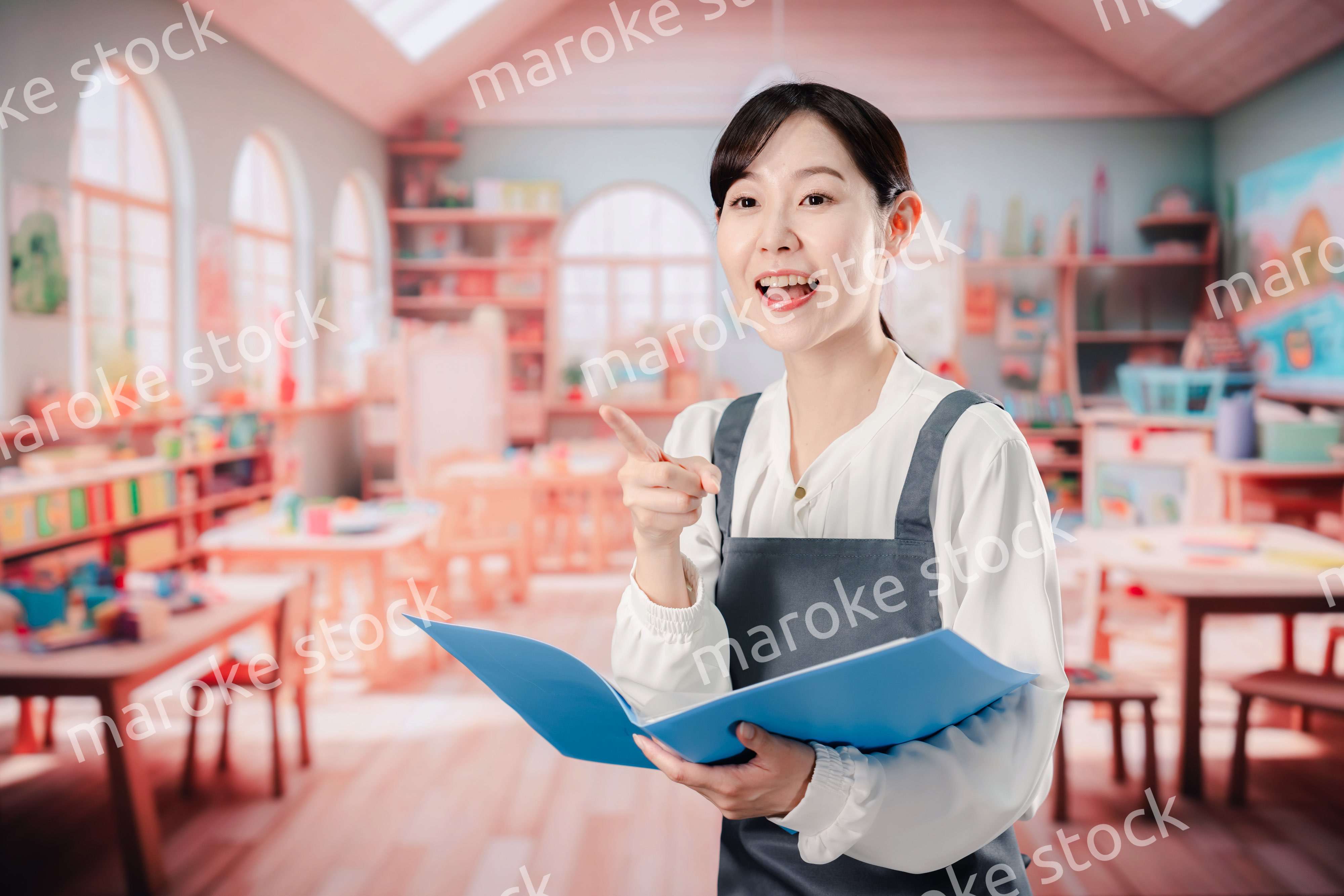 笑顔で仕事をする保育士