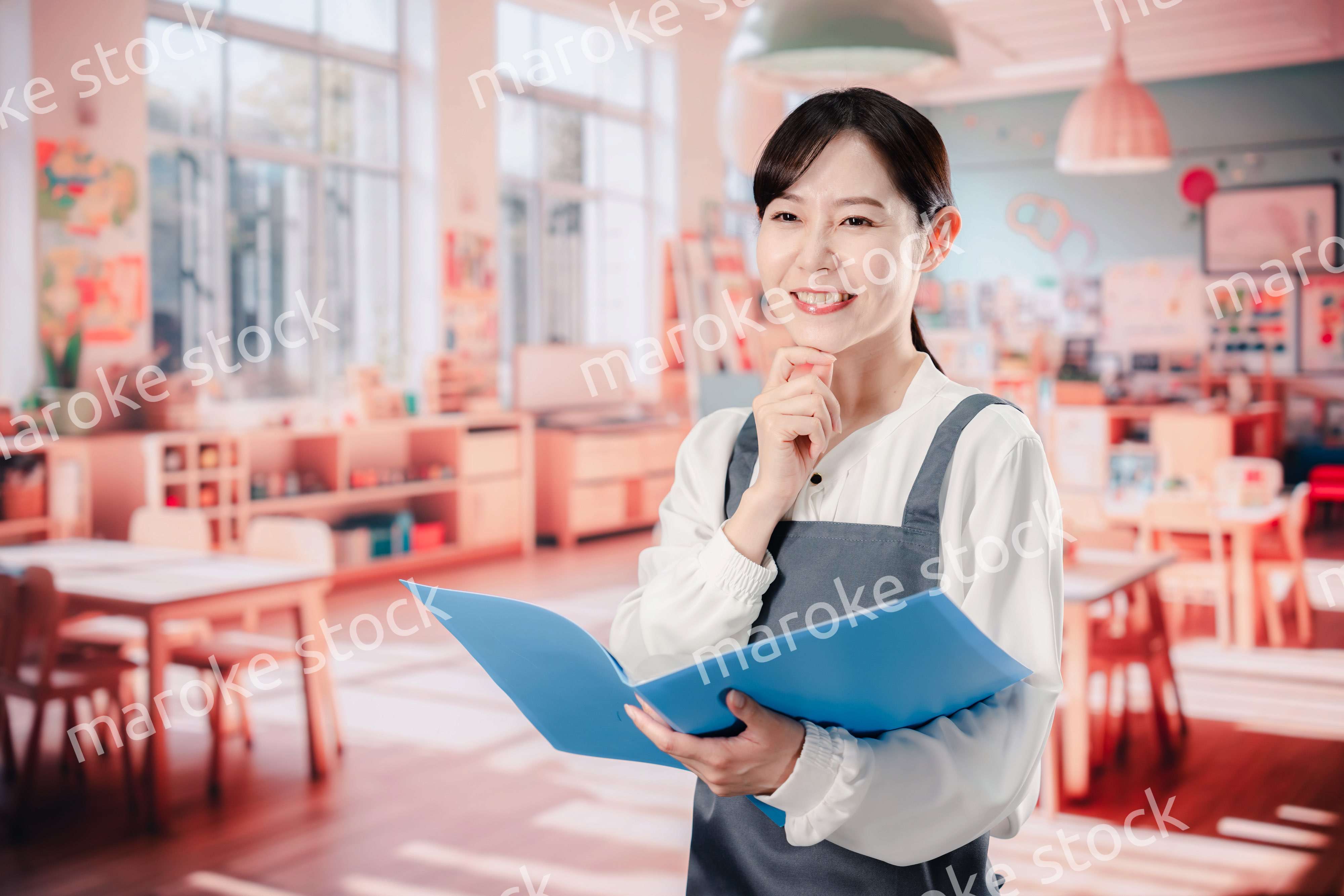 笑顔で仕事をする保育士