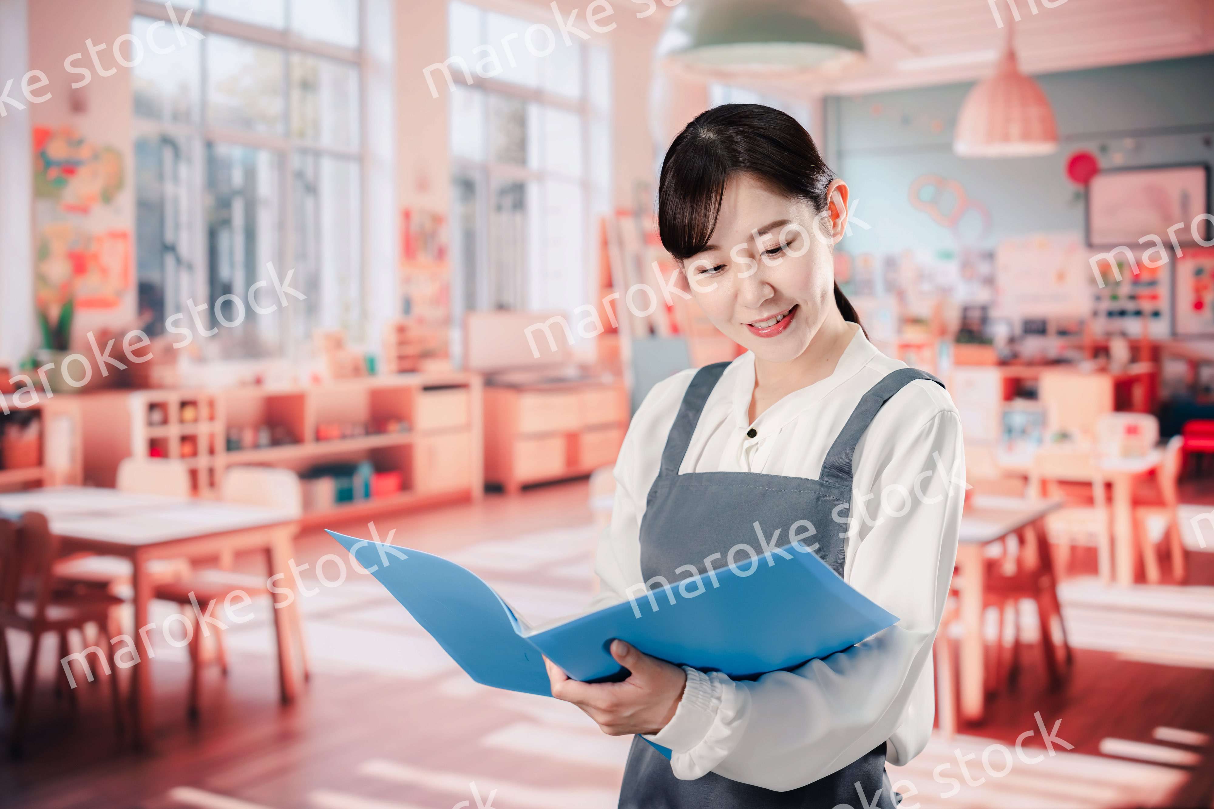 笑顔で仕事をする保育士