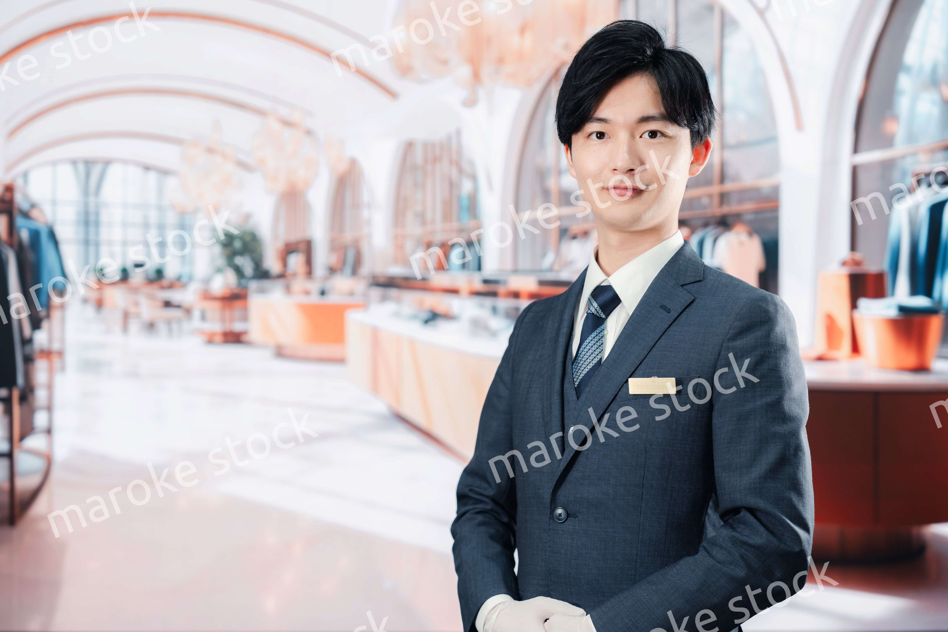 高級ブランド店で接客をする男性スタッフ