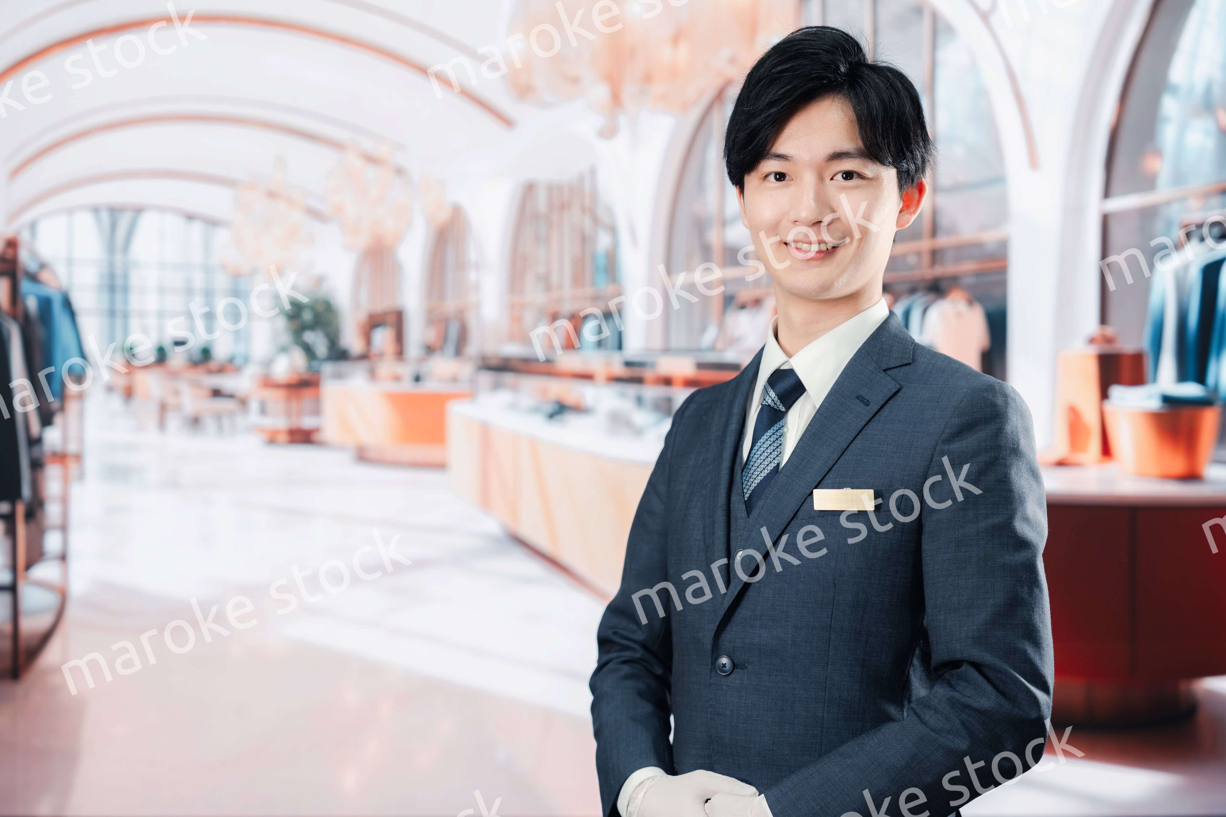 高級ブランド店で接客をする男性スタッフ